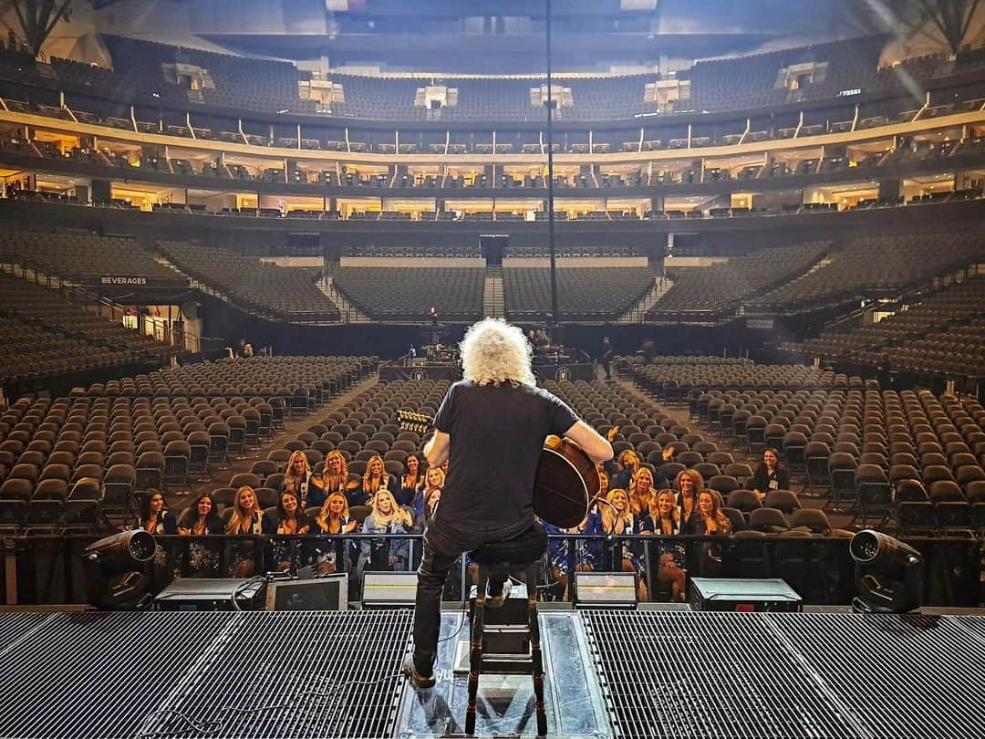 ブライアン・メイのインスタグラム：「This afternoon in the Dallas American Airlines Center.  This has to be one of my favourite live performances ever !! 😊 I’m saying no more right now …  But tonight is going to be a BLAST !!!」