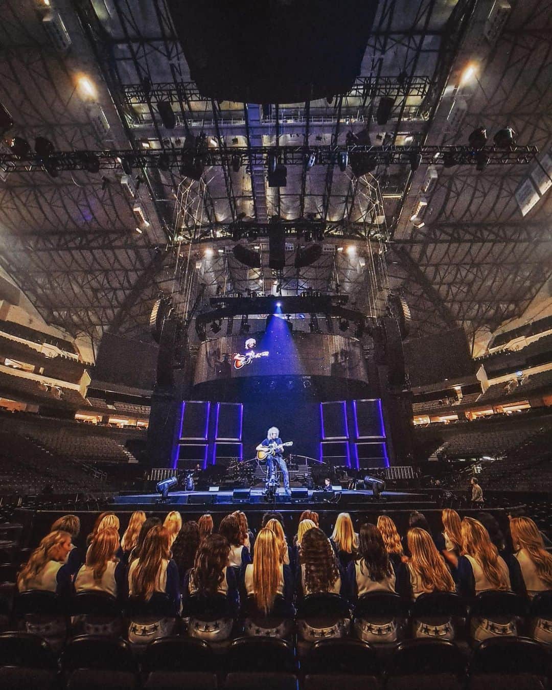 ブライアン・メイのインスタグラム：「Is this a better view ?! OK - I’m guilty of attention seeking now …. 😊. Bri」
