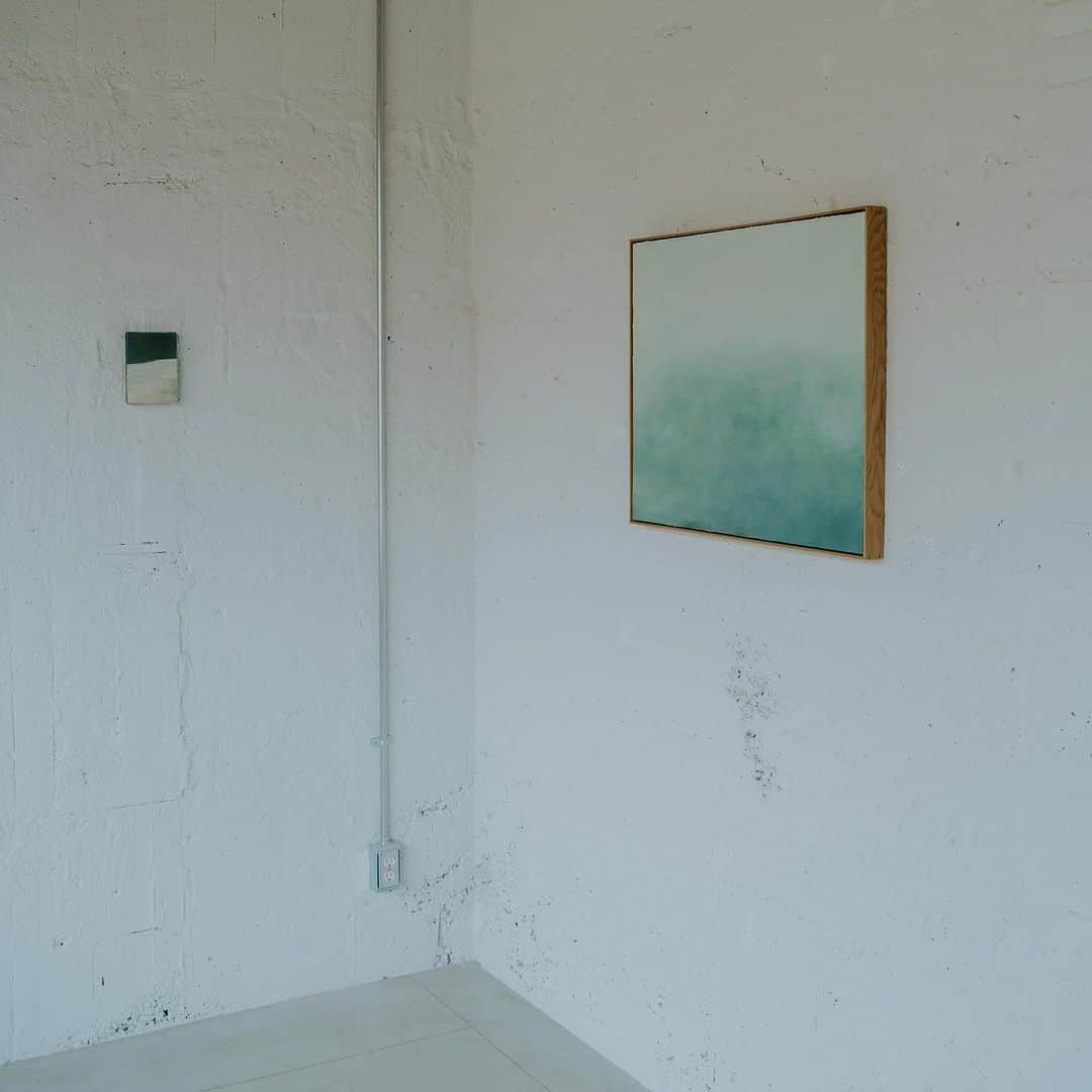 中瀬萌のインスタグラム：「Moe Nakase _ solo exhibition 「Letter.」 in 京都　@tnf_standard_kyoto  11月12日(日)まで開催。 皆様のお越しをお待ちしております。 最終日、午後から在廊予定です。  THE NORTH FACE STANDARD 京都は、アーティスト 中瀬萌のソロ・アート展 “Letter.” を開催中です。 本展は、作家自身のテーマ「地の旅」のもと 「動く」ということに重きを置き、 遠い場所から久しい友人や家族に宛てた「手紙」のようなコミュニケーションです。自然～街～人の旅の中で、絶え間なく、また形無く動き続けるもの。見えたり見えなかったり朧げなもの。それでよいと思えるもの、得られるもの。そこから生まれた、まるで自身を含めた人々物事の関係性であるかのような、心地よい揺らめきを持った作品たち。これらを通した対話は、自然という存在が他人事ではない、という彼女の想いを、視覚を超えて私たちに伝えます。 10月22日に閉幕した二子玉川での展示の、作品が全て入れ替わった巡回展です。是非会場にてご覧ください。  THE NORTH FACE STANDARD 京都 京都府京都市中京区麩屋町通六角下ル坂井町450 TEL 075-221-0222 不定休 営業時間 平日12:00-19:00  土日祝11:00-19:00」