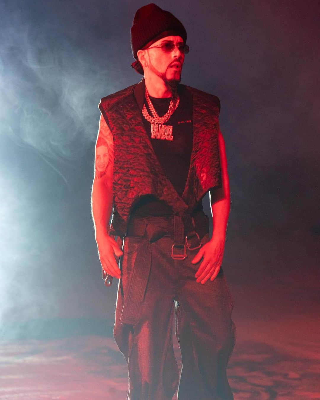ヤンデルのインスタグラム：「🔥“SANDUNGA”🔥Aquí en la disco hay cero gravity nosotros cambiamos las leyes, son reyes con reyes, la dobleta con la legend. #ELITE」