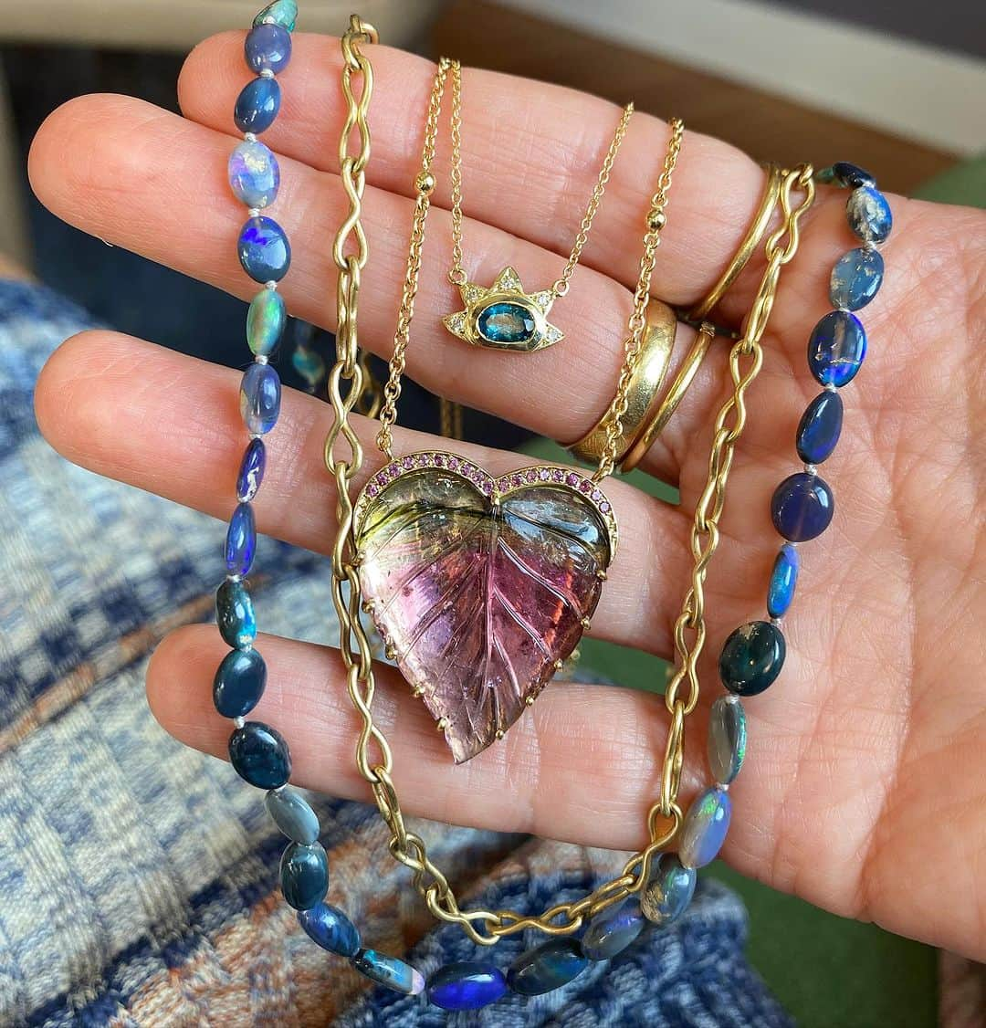 ブルックグレグソンのインスタグラム：「Embracing Fall with layers of hand carved gemstones, handmade gold Mobius chain, opal beads, and a tiny but mighty tourmaline sunbeam necklace . 🍁🍃💕💫」