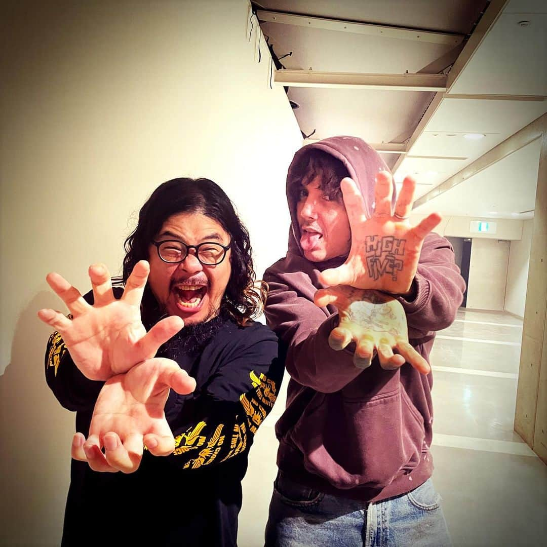 マキシマム ザ ホルモンさんのインスタグラム写真 - (マキシマム ザ ホルモンInstagram)「NEX_FEST TOKYO Nov 03 was over.  Featuring Bring Me The Horizon’s @olobersykes  Kamehamehaaaaaa!!!!!  by daisuke-haaaaaan  #マキシマムザホルモン #MAXIMUMTHEHORMONE #BRINGMETHEHORIZON  #BMTH #BMTHNEXFEST」11月4日 9時11分 - mth_official_33cjl