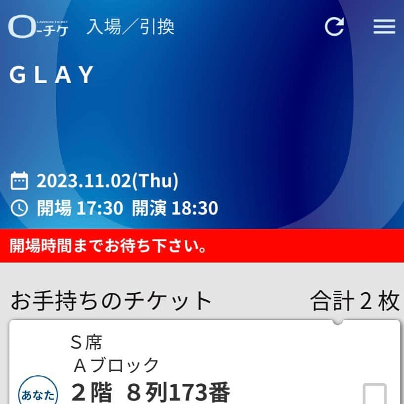 bon ponさんのインスタグラム写真 - (bon ponInstagram)「11月2日(木)･3日(金)にゼビオアリーナ仙台で開催された『GLAY HIGHCOMMUNICATIONS TOUR 2023-The Ghost Hunter-』仙台公演2daysに参加してきました🎸🎤🎶 仙台を皮切りに、全国6会場でのアリーナツアーが始まりました。  ゼビオアリーナ仙台でのGLAYのライブは、2022年7月17日･18日以来。昨年はまだマスク着用の上、声出しはできなかったので、アリーナの大観衆での声援や一緒に歌うことは本当に久しぶりのことで、これぞライブ！といった感じで大いに盛り上がりました。 私たちは9月にコロナに罹ったこともあり、念のためマスクをして参加しましたが、メンバーとオーディエンスの一体感を肌で感じることができて、最高のライブを満喫しました🥰🥰  ステージに立っているメンバーを見ながら、今回ほど全員が元気でいること、変わらないメンバーに会えることが嬉しく幸せに思えたことがありません。 2023年に入って、YMOの高橋幸宏さん、坂本龍一さん、そしてBUCK-TICKの櫻井敦司さんと、大好きだったアーティストの訃報が相次ぎ、「永遠なんてない」というTAKUROさんの言葉や人生の無常を強く感じていました。 GLAYのライブに参加できることや、変わらないメンバーに会えることは決して当たり前のことではないと思うと感無量で、TERUさんの渾身の歌声を聴きながら涙が溢れました😭❤️  来年30周年を迎えるGLAYさん。 どうか一人も欠けることなく、長く長く続けていかれますように🙏 60代、70代になったGLAYを見てみたいです。そのためには私たち自身も元気でいなくては😅😅  仙台2days、素晴らしいライブをありがとうございました！ツアーの完走を心よりお祈りしています🙏 会場でお会いした皆さま、お声をかけてくださった皆さま、ありがとうございました❤️ またお会いできる日を楽しみにしています😊😊 ＊ ＊ #GLAYライブ #GLAY #ゼビオアリーナ仙台 #夫婦 #60代 #ファッション #コーディネート #リンクコーデ #夫婦コーデ #グレイヘア #白髪 #共白髪 #couple #over60 #fashion #coordinate #instagramjapan #greyhair #grayhair #bonpon #bonpon511」11月4日 9時14分 - bonpon511