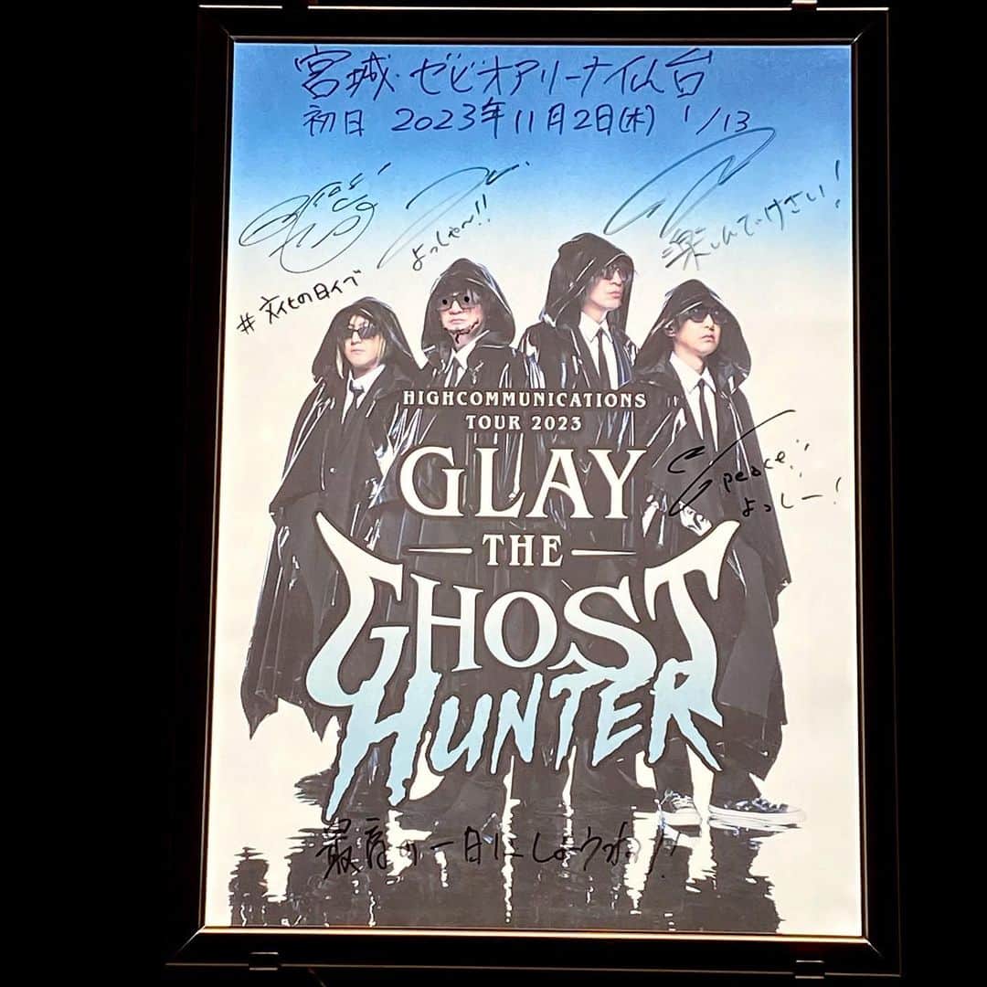 bon ponさんのインスタグラム写真 - (bon ponInstagram)「11月2日(木)･3日(金)にゼビオアリーナ仙台で開催された『GLAY HIGHCOMMUNICATIONS TOUR 2023-The Ghost Hunter-』仙台公演2daysに参加してきました🎸🎤🎶 仙台を皮切りに、全国6会場でのアリーナツアーが始まりました。  ゼビオアリーナ仙台でのGLAYのライブは、2022年7月17日･18日以来。昨年はまだマスク着用の上、声出しはできなかったので、アリーナの大観衆での声援や一緒に歌うことは本当に久しぶりのことで、これぞライブ！といった感じで大いに盛り上がりました。 私たちは9月にコロナに罹ったこともあり、念のためマスクをして参加しましたが、メンバーとオーディエンスの一体感を肌で感じることができて、最高のライブを満喫しました🥰🥰  ステージに立っているメンバーを見ながら、今回ほど全員が元気でいること、変わらないメンバーに会えることが嬉しく幸せに思えたことがありません。 2023年に入って、YMOの高橋幸宏さん、坂本龍一さん、そしてBUCK-TICKの櫻井敦司さんと、大好きだったアーティストの訃報が相次ぎ、「永遠なんてない」というTAKUROさんの言葉や人生の無常を強く感じていました。 GLAYのライブに参加できることや、変わらないメンバーに会えることは決して当たり前のことではないと思うと感無量で、TERUさんの渾身の歌声を聴きながら涙が溢れました😭❤️  来年30周年を迎えるGLAYさん。 どうか一人も欠けることなく、長く長く続けていかれますように🙏 60代、70代になったGLAYを見てみたいです。そのためには私たち自身も元気でいなくては😅😅  仙台2days、素晴らしいライブをありがとうございました！ツアーの完走を心よりお祈りしています🙏 会場でお会いした皆さま、お声をかけてくださった皆さま、ありがとうございました❤️ またお会いできる日を楽しみにしています😊😊 ＊ ＊ #GLAYライブ #GLAY #ゼビオアリーナ仙台 #夫婦 #60代 #ファッション #コーディネート #リンクコーデ #夫婦コーデ #グレイヘア #白髪 #共白髪 #couple #over60 #fashion #coordinate #instagramjapan #greyhair #grayhair #bonpon #bonpon511」11月4日 9時14分 - bonpon511