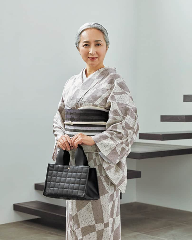 近藤サトのインスタグラム：「11月4日、宝島社から私が真面目に！作った「魔法のバッグ」BOOKが発売されます！ 思いつく限りの私のわがままをほとんど叶えてもらいました。手に取って頂けましたら幸せです。そしてこのお値段、 価格3289円！ #宝島社　#魔法のバッグ #着物#kimono」