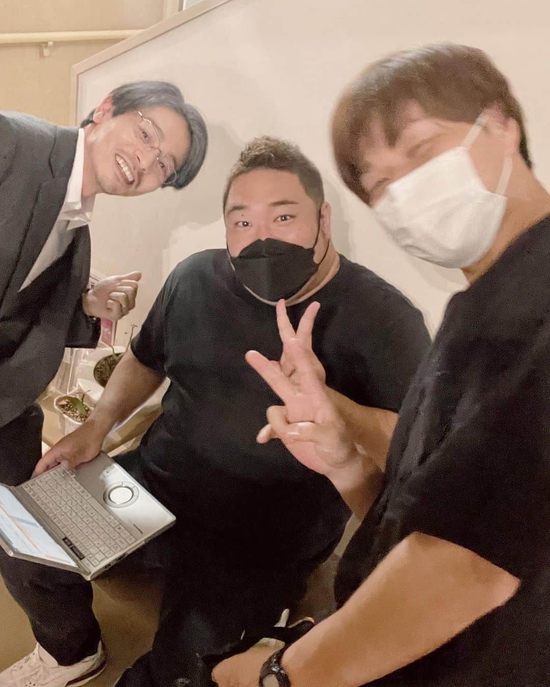 吉沢悠のインスタグラム：「. 番組プロデューサーさんとメイクさんと、那須川夏生。  現場では沢山のスタッフさん達に支えられながら、泥濘の食卓が作られています。  現場で笑顔が生まれる瞬間は、上手に気持ちのオンオフが出来るので、とてもありがたいです。  今夜の第③話から、戸田菜穂さん演じる那須川の奥さん“ふみこ“が登場します。  ふみこさんの登場で、人間関係が複雑に絡みあっていきます。  第③話から、もう後戻りできない状況になっていくので、お見逃しなく。  ーーーーーーーーーーーーーー  テレビ朝日 土曜ナイトドラマ 【泥濘の食卓】〜第③話〜 @nukarumi_ex   今夜11:30から放送です。  お楽しみください。  #泥濘の食卓 #齊藤京子 #櫻井海音  #原菜乃華  #戸田菜穂 #筒井真理子 #吉沢悠」