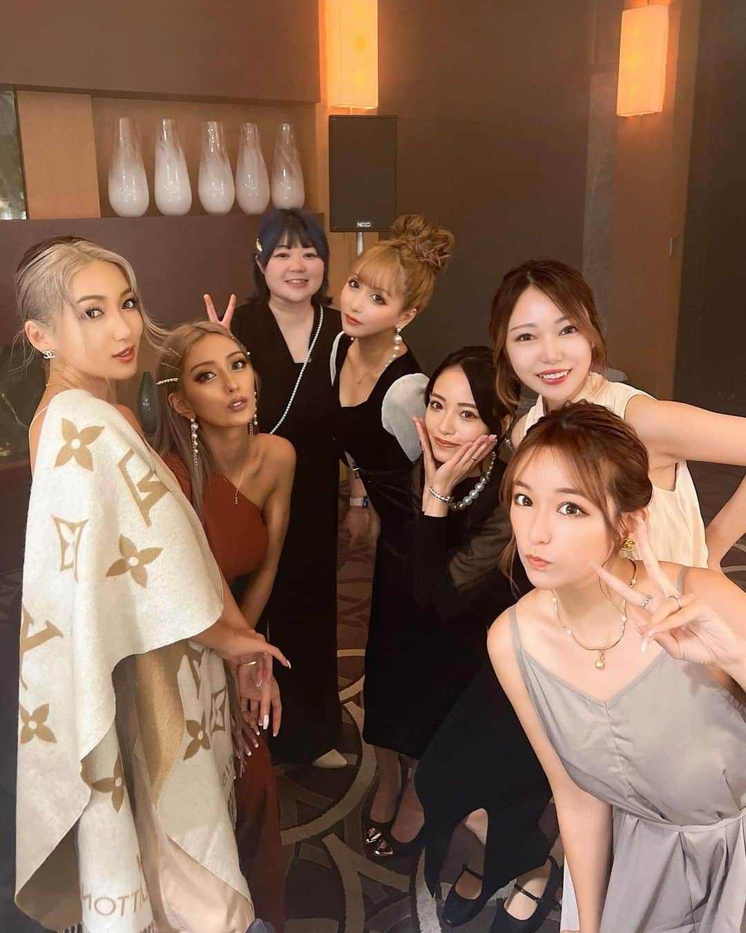 鈴木愛美さんのインスタグラム写真 - (鈴木愛美Instagram)「: ʜᴀᴘᴘʏ ᴡᴇᴅᴅɪɴɢ💍✴︎゜ʟᴏᴠᴇ ғʀɪᴇɴᴅs.  素敵な1日だったゆっちの結婚式⛪️🤍 めちゃくちゃカッコよくて王子様みたいだった。  友達として人として本当に尊敬できる友達♡✴︎゜ 素敵な式に呼んでくれてありがとう。  末長くお幸せにっ🕊️🤍  20代の時にずーっと遊んでたみんなが集結して 最高に友情に溢れた1日でした♡ #lovefriends   #🩷」11月4日 9時19分 - x.manya.x