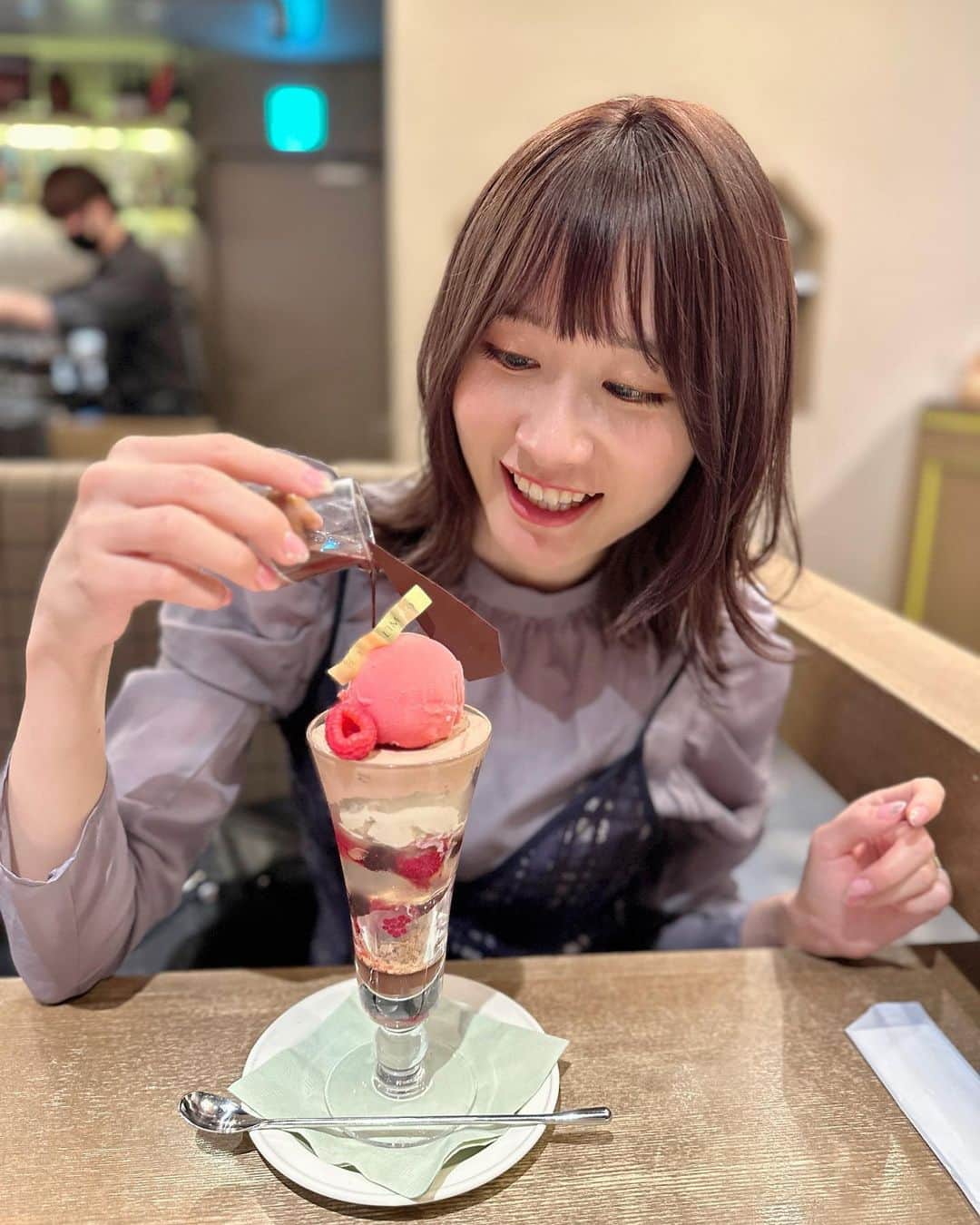TONEAYUのインスタグラム：「ここのパフェめちゃ好みだった🫶  フランボワーズアイスとピスタチオのアイス、チョコレートクリームも、中のリキュール効いたゼリーもすべてパーフェクト🤣  また食べたい←  📍日比谷ミッドタウンのどこか  #パフェ」