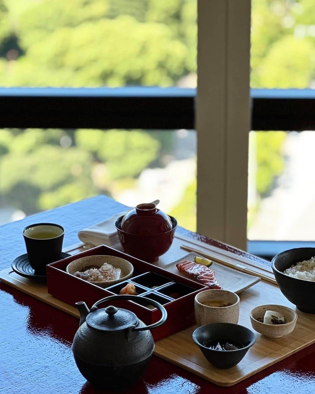 The Peninsula Tokyo/ザ・ペニンシュラ東京のインスタグラム：「暖かい秋🍂ですね。朝からホテルブレックファストでエネルギーチャージしませんか。日比谷公園の景色を望みながらゆったりとした朝をお楽しみください♩ 写真クレジット: @debbie_mint   Enjoy your breakfast with a side of serenity. 🥢 Photo courtesy of @debbie_mint」
