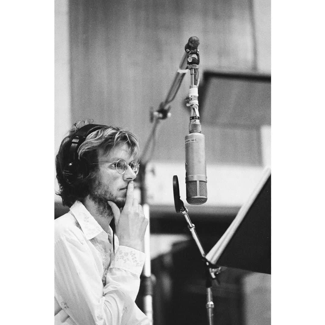 Beckのインスタグラム：「Here are photos of the making of the mutations album. Thankfully, @autumndewilde who was a good friend, and just starting to get deeper into her photography, was there with her camera to capture the two week marathon of recording. This is the only album I’ve made that was documented by a photographer, and it means a lot to have these photos of that moment—The beloved United Studios on Sunset Boulevard is now closed; The old Ampex tape machines no longer used; The one of a kind Dalcon recording console built by Bill Putnam is long gone. The studio was one of the last relics left from the late 50s 1960s where Sinatra and the mamas and papas made many classics. It was my first album recorded in a proper recording studio with a producer, band and budget. Me and @justinmeldaljohnsen @joeywaronker @rogerjosephmanning and Smokey Hormel had been together on the road for two years straight, surviving a relentless whirlwind world tour after the success of the Odelay album. We were all hungry to get in the studio and do some thing creative again after being prisoners of the road during the nonstop promotion of the previous album.  I spent the Christmas holidays gathering a handful of songs together. OK computer had just come out and I liked the sounds of the drums on that record so I reached out to Nigel Godrich the producer and we got together for a day or two at United at the beginning of the year. The first song we recorded was called cold brains, the first song on the album. It came together  exactly as I had hoped. I remember wanting to start recording the album right there and then. Nigel said he had 14 days in March so we reconvened with the intention of recording the entire album plus the B sides in that 14 days. As records could take months up to years at the time it was quite ambitious, more of an ethos and approach from the 1960s and 70s.  Mutations25 Photos by @autumndewilde」