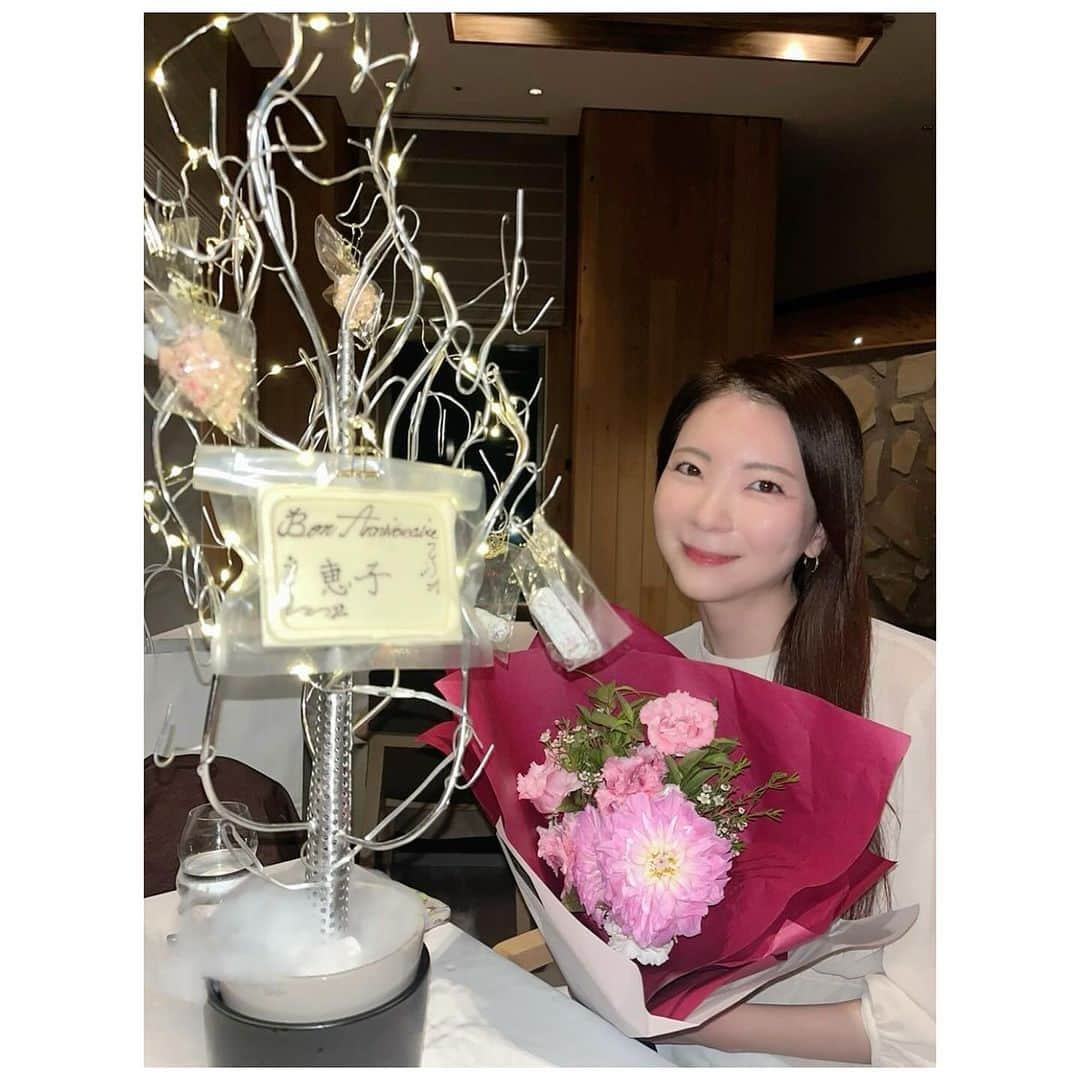 扇けいのインスタグラム：「はい！扇です！ お陰さまで無事に39歳になりました🎂 何歳になっても大好きな人たちと楽しいお酒を飲んで美味しい物を食べて、嬉しい！楽しい！大好き！愛してる！あなたのことが大切！と大切な人たちをぎゅーって抱きしめながら思いっきり抱きしめられながら"居心地のいい自分"で生きていきたい🌳🍃 そしてそれが…世界平和に必ず繋がっていくとわりと本気で思っています🤭  お空にいる愛するママといつもそばにいてくれる愛するパパに…心から感謝な1日を🌎💫 39サンキューな1年！ 皆さんもHappyな1日を💛💛💛  #11月4日生まれ #mybirthday #생일  #39歳」