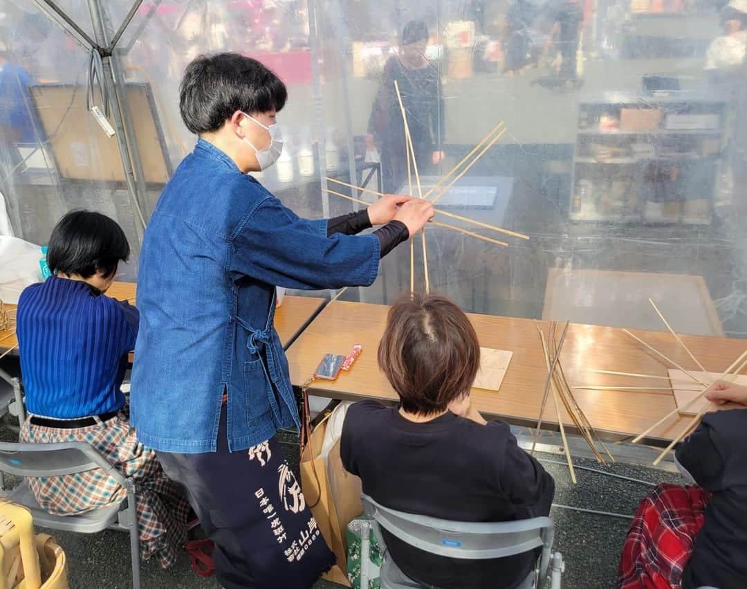 竹虎さんのインスタグラム写真 - (竹虎Instagram)「万博記念公園で開催されている日本工芸産地博覧会。昨日の虎竹花籠作りワークショップにご参加の皆様お疲れ様でした！今日も暑くなりそうです。 . #竹虎 #虎斑竹専門店竹虎 #山岸竹材店 #竹虎四代目 #TAKETORA #竹製品 #竹細工 #Sustainable #竹 #bamboo #かご #籠 #虎竹 #バスケット #竹のある暮らし #竹籠の編み方 #竹花籠作り #竹細工ワークショップ #万博記念公園 #日本工芸産地博覧会」11月4日 9時27分 - taketora1894