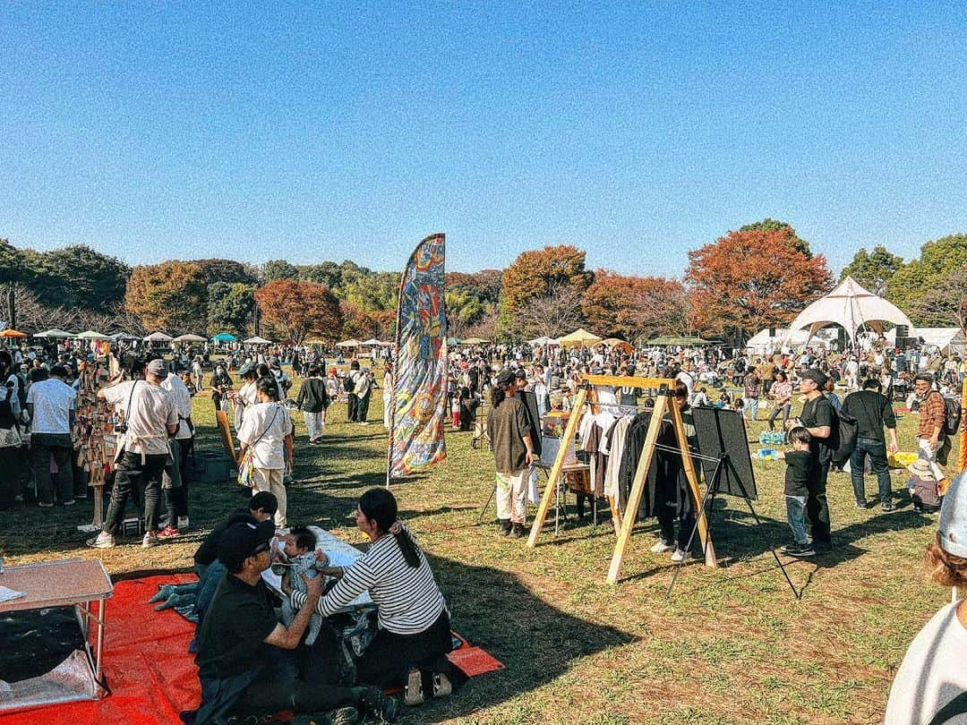 高松いくのインスタグラム：「🏕️🎵🌴🌮🎶  ぁあーーーーーたのしかったーー😩❤️  カーニバル湘南からのハーベストパーク🙌  同じ茅ヶ崎でも、海側と山側で イベントの雰囲気もお客様の雰囲気も違って  お子さんの服装 親御さんとのペアルックや わんちゃんの雰囲気まで様々✨  出店されているお店も、セレクトされている物 コンセプト、体験も様々で  イベントのハシゴ✨したからこその違いを味わえました🥺✨  いろいろともう充実の1日でした🌈  ありがとうございました‼️‼️‼️  #アウトドア #イベント #ピクニック  #ゴロン  #のんびり  #テント  #音楽  #music #outdoor #event #park #green   🎤感謝の気持ちでいっぱいです💐」