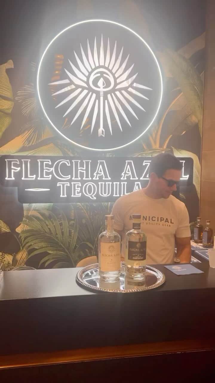 マーク・ウォールバーグのインスタグラム：「Always working 🥃🥳 @flechaazultequila 📈💯😎🥳🥃🔥 #FlechaAzulPartner」