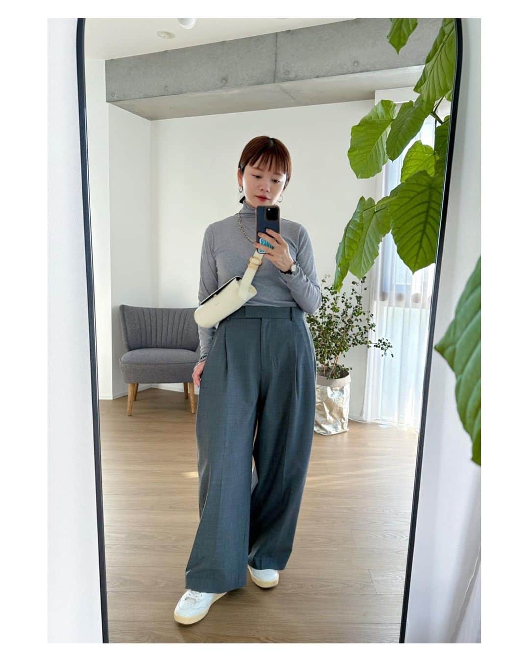 高山直子のインスタグラム：「心地よい土曜日☀️ 仕事の日は基本的にパンツでいたくて動きやすさ重視😎 このトップスは今季の気候的に長く使えていてヘビロテ🩶 アイテムはタグ付けしてます🏷️」