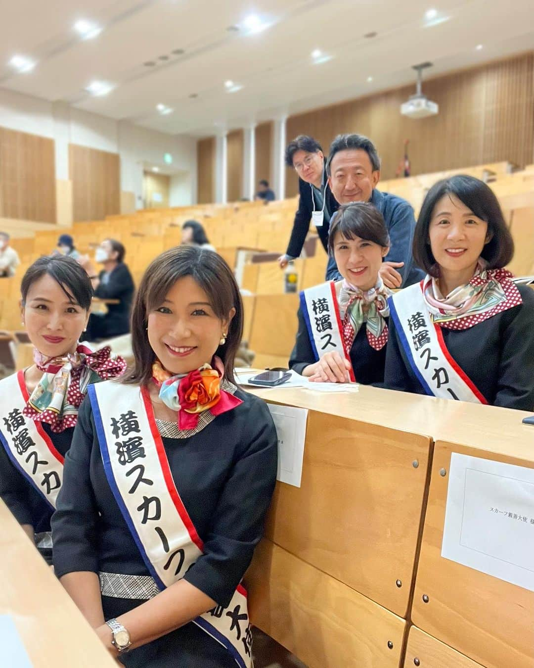 田中浩実さんのインスタグラム写真 - (田中浩実Instagram)「✧︎ ピンクリボンかながわ in 鎌倉女子大学2023  鎌倉女子大学の”みどり祭”にて行われた 「ピンクリボンかながわ」のイベントを現役大使と歴代大使でお手伝いさせていただきました。  テーマは 「健やかな未来のために今、私たちができること」  「マンモグラフィの検診車展示」や「啓発ブース」では学生たちによるピンクリボン活動の取り組みについてと乳がん患者さんによりそう企業の情報提供ができます。  セレモニーやシンポジウムでは、自分の体は自分で守ることの大切さを改めて考えさせられ、人と人との繋がりの温かさも感じました。  ピンクリボンかながわ代表 土井卓子先生からはいつも素晴らしい取り組みや行動力にパワーをいただいております。  木下 博勝さんのトークはわかりやすく面白くタレント性もある多才力あふれる方で、エンディングで歌われた麻倉未稀さんのヒット曲「ヒーロー」には感動と励ましをいただきました。  自分の体と向き合うことは自分しかできません。 早期発見は自分のためでもあり、自分の周りにいる人のためでもあります。 私も健康診断のおかげで乳がんが見つかったので絶対に毎年の検診をおすすめします！  土井先生をはじめ、今回イベントでお会いした皆さま、学生の皆さま、LILUさん、しょもたん、ありがとうございました。  #ピンクリボン #ピンクリボンかながわ  #ピンクリボン運動 #乳がん #乳がんイベント #乳がんサバイバー #健康診断 #早期発見  #健康  #健康管理  #健康飲食 #自分と向き合う」11月4日 9時46分 - hiromi.tanaka.japan