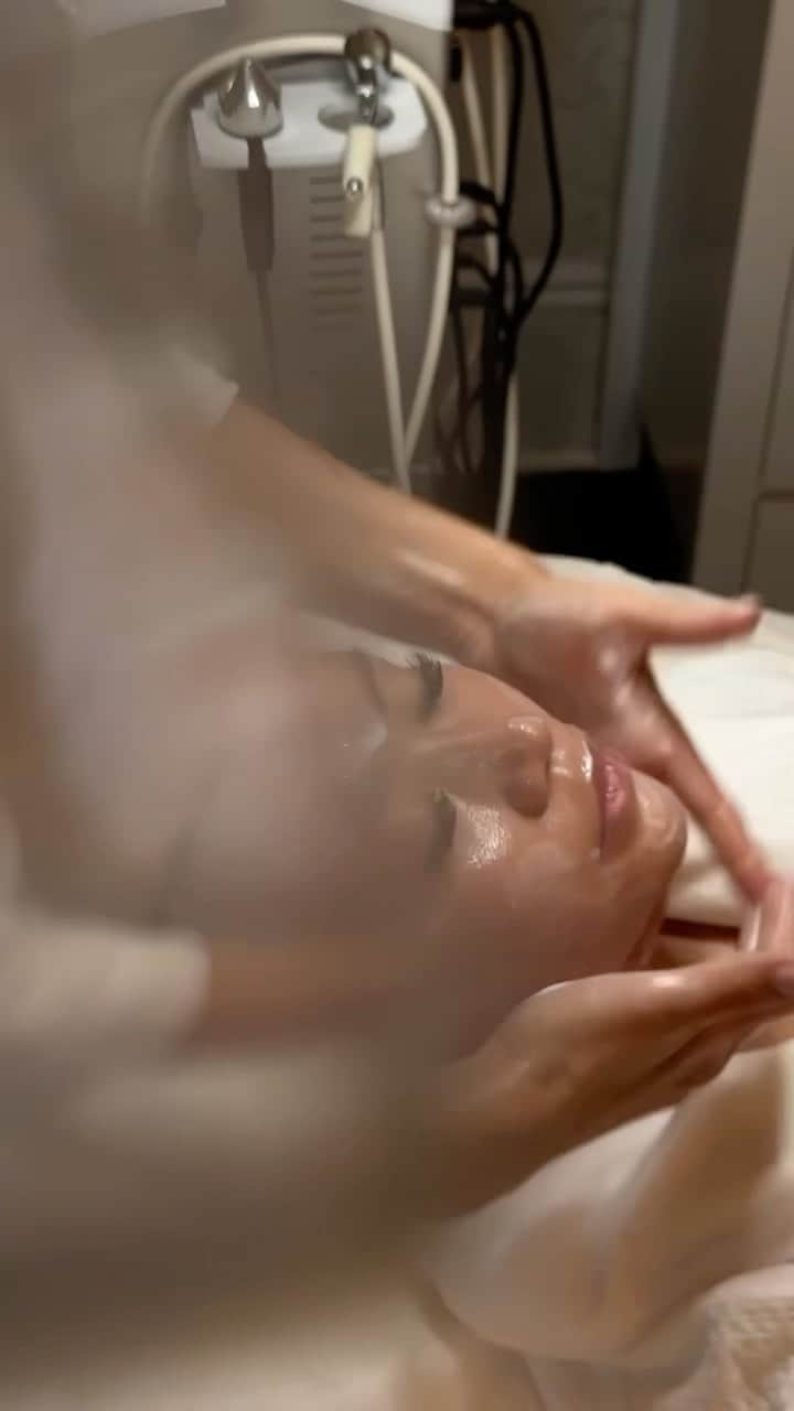 ドゥラメールのインスタグラム：「A personalized experience for the most dedicated of skincare devotees.  The La Mer Signature Facial varies by individual as each service is tailored to how you and your skin are feeling at a given moment. Before the service, we’ll discuss your current regimen and any other factors that may be affecting your skin health. Then, we’ll customize the product lineup so we address your most pressing skincare needs.  Ready for your facial experience? Stop by your nearest La Mer counter to learn more.  #LaMer #LaMerSkincare #SpaDeLaMer」