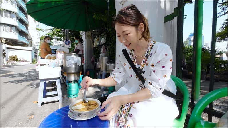 桜 稲垣早希のインスタグラム：「ベンジャシリ公園の裏に朝の数時間しかやってない幻のお豆腐屋さんがあると聞いて行ってきました😊  普段よく遊んでる公園ですが、裏道は行った事がなく半信半疑でしたが  本当にありました！  屋台がポツンと一つ。  土日は行列が出来るほど、知る人ぞ知る人に大人気だそうです。  私は平日の9時頃に行きましたがちょうど空いててゆっくり朝食をいただけました😊  生姜スープにお豆腐とカリカリの美味しいやつ入れて、少し砂糖も入れてもらうとめちゃくちゃ美味しかったです！  砂糖無しだと生姜がキツすぎて辛いらしいです  いいかんじに朝からジンワリ汗かいて公園を散歩して、  公園から生配信もして帰りました😄  詳しくは動画が上がってるのでプロフィールからご覧ください🎵  #桜稲垣早希 #りおなり #タイ移住 #3歳男の子育児 #海外子育て #タイ #バンコク #りおなり夫婦のビログ旅 #ベンジャシリ公園 #ベンジャシリ公園裏のお豆腐屋さん  #朝活」