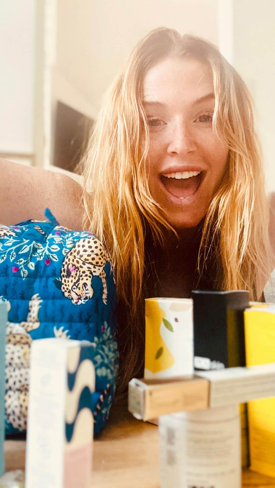 ポピー・モンゴメリーのインスタグラム：「FALL BEAUTY BOX IS HERE! YAY! @streichersisters 📦 🍁 🧡」