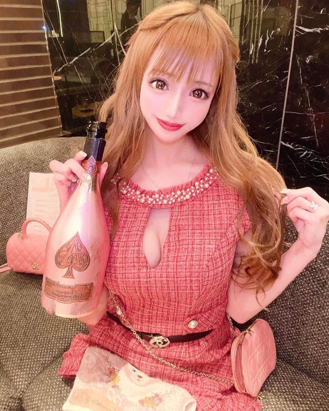 美咲ゆいのインスタグラム：「アルマンド♠︎ピンク💓高価な✨ 三拍子揃っただいすきな可愛すぎる高級なシャンパン🥂♡  さいきんお仕事が たのしくて仕方がないの💓  11/8でジェントルに入店して2年記念日です🎂  きのう山本代表と話していて わたしが泣き、悩み、苦しみ、迷った時はいつも筋を通した言葉をかけてくれていました。あなたがトップのお店だったから働き尽くしたいと思ったのですね🌼  望んでくれるのならば 最高のパフォーマーになりましょう。。🐶🌟  #ジェントル  #ジェントルマンズクラブ  #アルマンドピンク  #シェリーメイのハンカチはみゆうから🧸💓🎁　 #将来の夢は王妃  #王族  #マネジメント  #美咲ゆい」