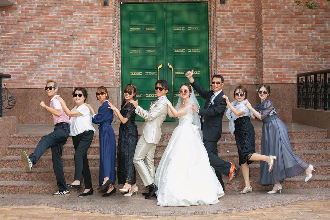 ラ セーヌ マリアージュ四日市さんのインスタグラム写真 - (ラ セーヌ マリアージュ四日市Instagram)「人気のガーデンセレモニーをご紹介！ 皆さまの気になるものはどれですか？💭🫶🏻  ① #バルーンリリース 🎈  バルーンリリースには「ふたりの幸せが天まで届きますように」という願いが込められているそうです！  ② #フラワーシャワー 🌼  フラワーシャワーには、花の香りで周囲を清め、幸せを妬む悪魔から、お2人を守るというおまじないの意味があります！  ③ #ブーケトス 💐 ブーケトスとは、投げられたブーケをキャッチした人に幸せが訪れると言いう意味があります！  ④ 集合写真 📸   #アフターセレモニー #ガーデンセレモニー #挙式レポ  #挙式準備  #式場選び  #結婚式  #プレ花嫁  #プレ花 #卒花 #卒花嫁 #式場探し #式場選び  #式場見学  #三重結婚式 #三重県結婚式 #ラセーヌマリアージュ四日市  #マリアージュ #大聖堂 #結婚式準備  #結婚式演出  #結婚式ドレス  #花嫁準備  #ウェディングフォト  #フォトウェディング #ウェディングブーケ  #ウェディングネイル #フォトウエディング  #ウエディング」11月4日 9時53分 - lascenemariage