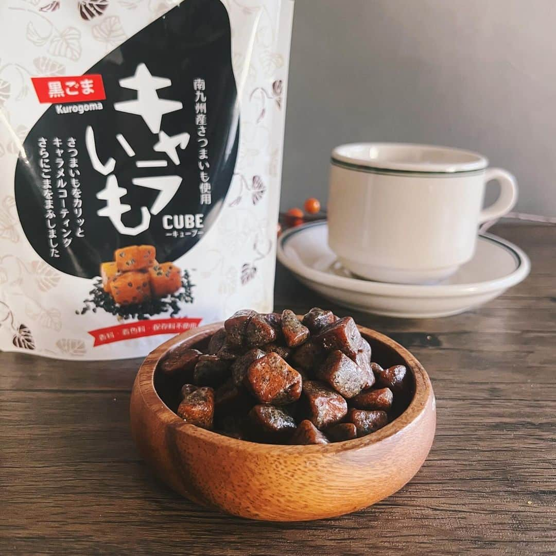 BIO-RAL靭店さんのインスタグラム写真 - (BIO-RAL靭店Instagram)「キャラメル味×コーヒーの相性抜群✨ 秋のおやつタイムにぴったりです☕️  “イート”「キャラいもキューブ」は 南九州産さつまいもを皮ごと使った、お芋のお菓子🍠 揚げたお芋をキャラメルコーティングして カリっと焼き上げました。 香料、保存料、着色料を使わずに作っており、 歯ごたえのよい食感と、やさしい甘さが人気です☺️  コロンとしたかわいらしいサイズで、 手が汚れないので、車内でのおやつや ピクニックなどにもおすすめ🚗 味はプレーン・黒ごま・きなこの３種類あるので、 お気に入りの味を見つけてくださいね😋  ティータイムに一緒に楽しんでいただきたいのは “小川珈琲”「有機珈琲オリジナルブレンド」☕️ 芳醇な香りとバランスのとれた味わいで、 キャラいもとの相性も抜群です🙌  ぜひお試しください💖  ◉おすすめ品 イート キャラいもキューブ ・プレーン・黒ごま・きなこ 85g／本体価格368円 小川珈琲 有機珈琲オリジナルブレンド(粉) 160g／本体価格730円  ※価格は定番価格となりますので 店頭表示価格と異なる場合がございます。 ※数に限りがございます。売り切れの際はご容赦ください。 ※画像はすべてイメージです。  皆さまの気になる商品は何ですか？ ビオラルで「買ってみました！」「試してみました！」など @bioral_west のタグをつけて教えてくださいね🍀  #キャラいも #おいものおやつ #秋のティータイム #小川屋珈琲店 #有機珈琲 #JAS認定 #コーヒーが好き #秋のおやつ #bioral #ビオラル #ビオラル靭店 #ビオラルエキマルシェ大阪店 #ライフ #ライフコーポレーション #ナチュラルスーパーマーケット #大阪スーパー #阿波座 #靭公園 #utsubopark #エキマルシェ大阪 #エキマルシェ #梅田 #大阪 #umeda #osaka #osakastation」11月5日 17時00分 - bioral_west