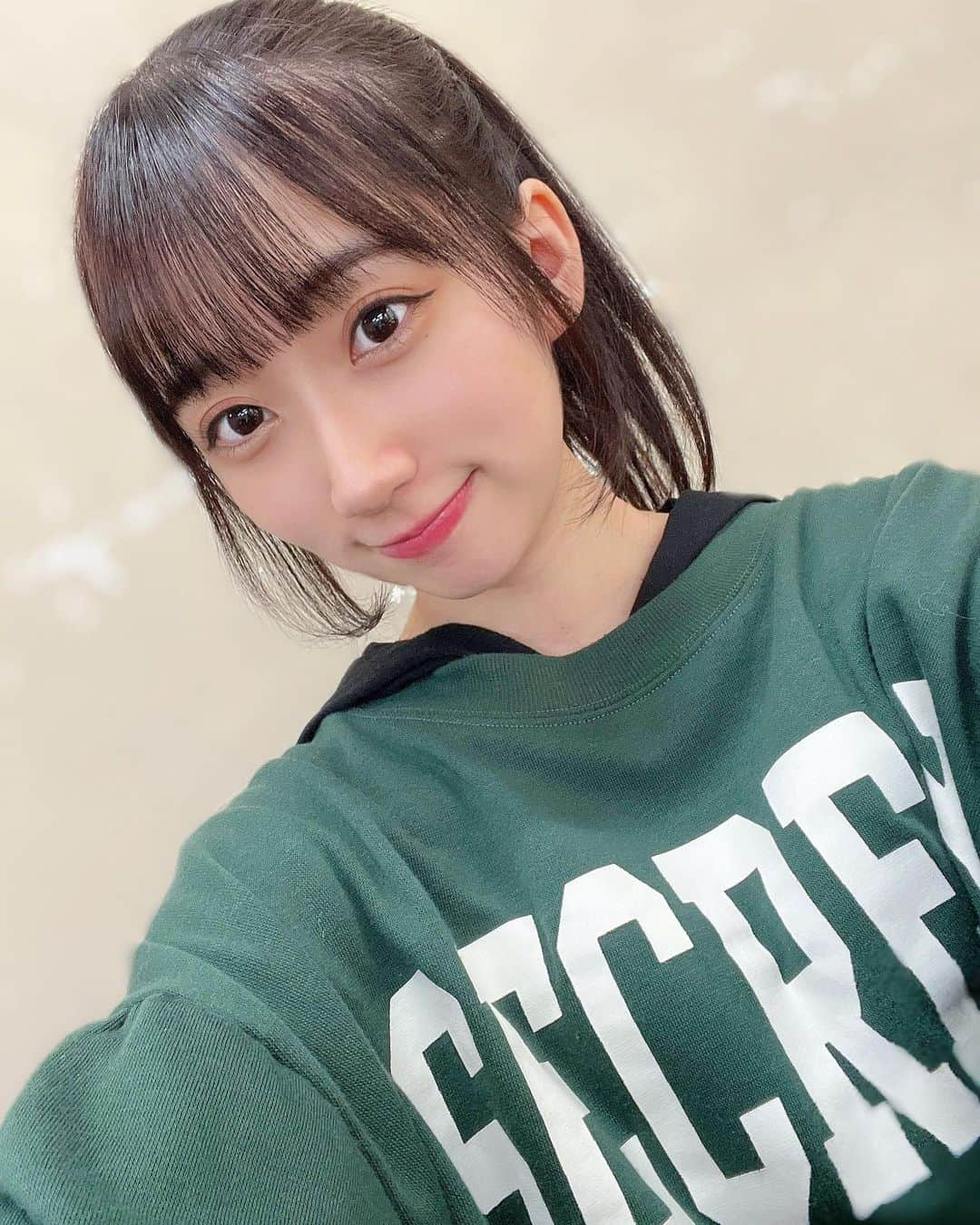 若松愛里さんのインスタグラム写真 - (若松愛里Instagram)「🥪 ・ ・ 舞台 #みちこのみたせかい 2023  3日目ありがとうございました！ 2公演がスタートし、 ここからすぐ終わってしまうんだろうなという気持ちになっております、、。  今回はリピーターの方もかなり多いですが、 基本的には一期一会！！しっかりお届けしていきますね☺️  マチネ公演のダブルカーテンコールではご挨拶させていただき、 お話聞いてくださりありがとうございました✨  儚く温かい物語で大好きな作品です🤍  劇中の言葉でもあるように、 その人が幸せだったのかということは、 他の人からは分かりません。  幸せだったと思うことしかできない。 なので自分の満足いく人生をぜひ送ってください☺️  私は作品を通じて そういった作品に込められたメッセージを伝えていけたら、 今このひとときが幸せだという時間をプレゼントできればと思います💭  皆さまの人生や心が豊かになる作品を今後もお届けしていきます🌸  まずは後半戦！残り4公演も丁寧にお届けします😌 本日は13:00／18:00 の2公演です✨  当日券もありますので、ぜひお待ちしております♪」11月4日 9時54分 - wakamatsuairi_official