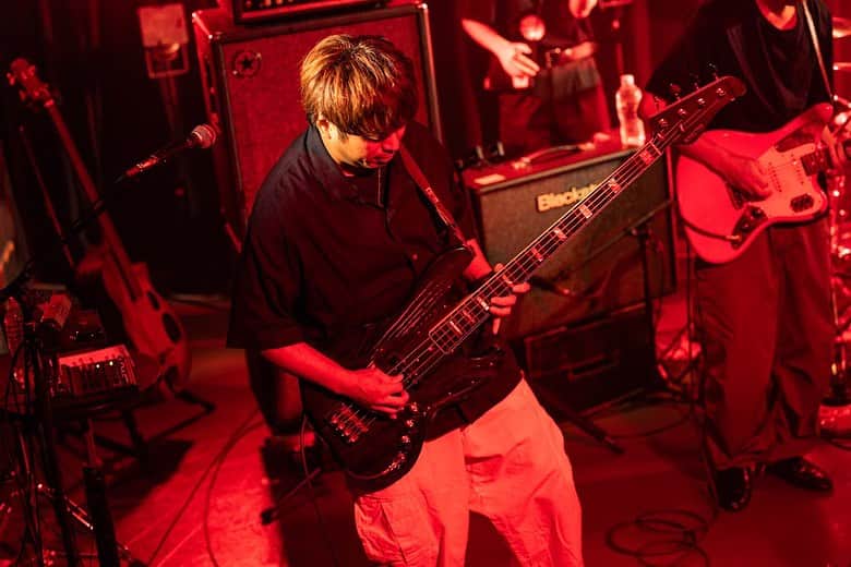 井澤惇のインスタグラム：「新宿MARZにて。  ZAZEN BOYSのバンドの覇気にやられて最初の方気合い入れすぎて荒かったけど、それ以上に本気で楽しくライブできた。 来てくれた皆様ありがとう。  楽しくて身体の全体が今痛い  photo by @you_camera_」