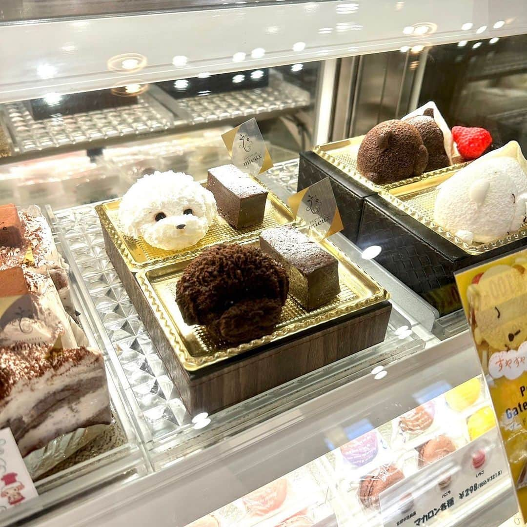 太田英里さんのインスタグラム写真 - (太田英里Instagram)「👩🏻‍🍳🍰💗 「Patisserie Mieux」様での 10周年記念イベントにて、 1日店長を務めさせていただきました！  各地からたくさんの方が来てくださり、 本当に嬉しかったです！ ありがとうございました☺️  店内には美味しそうなケーキや焼き菓子だけでなく、 可愛すぎて食べるのがもったいないような 目でも楽しめるものがたくさんあって、 お店にいるだけで幸せな気持ちになりました🥰  10周年という大切な節目に 1日店長を務めさせていただけたこと、 とても光栄に思います。🙇‍♀️✨  Patisserie Mieux関係者の皆様、 改めてありがとうございました！ またプライベートでもお邪魔させてください☺️  とーーっても幸せな時間でした！  #愛知 #愛知カフェ #春日井 #春日井カフェ #パティスリーミュー #ケーキ」11月4日 9時58分 - eririiin56