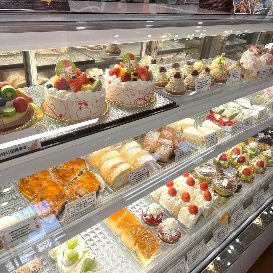 太田英里さんのインスタグラム写真 - (太田英里Instagram)「👩🏻‍🍳🍰💗 「Patisserie Mieux」様での 10周年記念イベントにて、 1日店長を務めさせていただきました！  各地からたくさんの方が来てくださり、 本当に嬉しかったです！ ありがとうございました☺️  店内には美味しそうなケーキや焼き菓子だけでなく、 可愛すぎて食べるのがもったいないような 目でも楽しめるものがたくさんあって、 お店にいるだけで幸せな気持ちになりました🥰  10周年という大切な節目に 1日店長を務めさせていただけたこと、 とても光栄に思います。🙇‍♀️✨  Patisserie Mieux関係者の皆様、 改めてありがとうございました！ またプライベートでもお邪魔させてください☺️  とーーっても幸せな時間でした！  #愛知 #愛知カフェ #春日井 #春日井カフェ #パティスリーミュー #ケーキ」11月4日 9時58分 - eririiin56