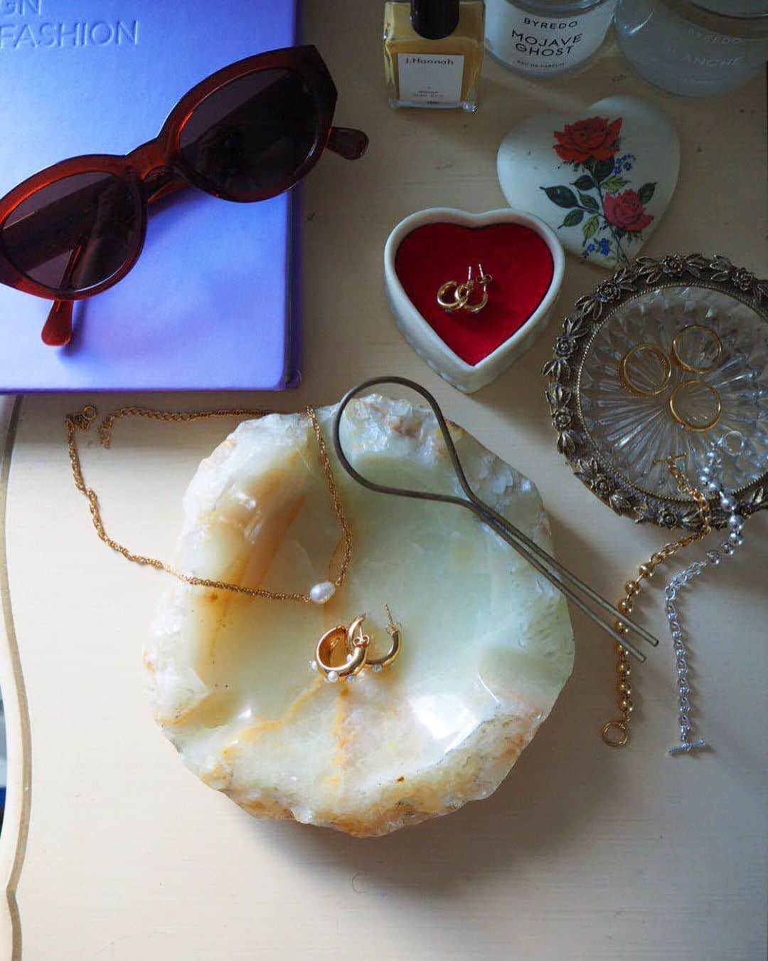 ベイカー恵利沙のインスタグラム：「こつこつと色んな場所で集めてきたVintageの小物入れたちと、 @gypphy とのコラボレーションジュエリー🌹 好きなものや、 つくるもの、 インスピレーションはいつもVintageから来るので こうやって部屋にコラボレーションジュエリーを飾れることがとても嬉しい♡  みなさまのお気に入り、 是非教えてください🤍」