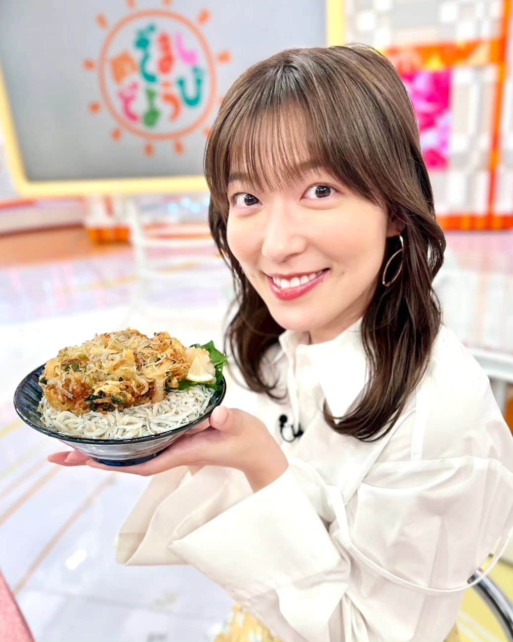 フジテレビ「めざましテレビ」さんのインスタグラム写真 - (フジテレビ「めざましテレビ」Instagram)「きょうの #めざど食堂 は…  11月4日で「いいシラス」ということで(番組で勝手に語呂合わせ✨️) シラスの釜揚げとシラスのかき揚げで「Wシラス丼」です👍  今回のシラスは瀬戸内海育ちの「姫様しらす」💖 お姫さまとして称えたくなるような美しい赤腹で、漁獲時期が限られるプレミアムな釜揚げしらすなんですって😉  港に加工場がある為、最新鋭のシステムで水揚げから釜揚げ、それを急速冷凍するまでわずか30分！  ちなみにお腹の赤い色は、エビ系のプランクトンを食べて赤くなるそうで風味豊かで旨味もたっぷりに😋  #阿部華也子 #めざましどようび」11月4日 10時02分 - mezamashi.tv