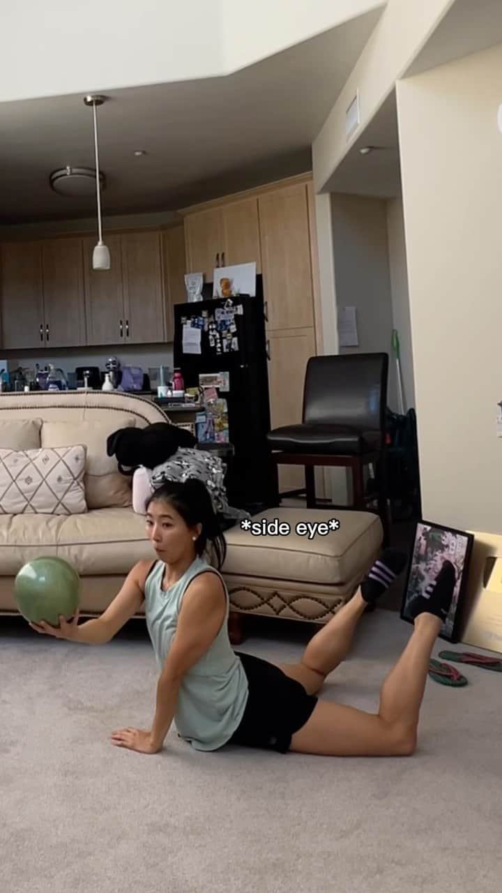 篠原枝令菜のインスタグラム：「The excitement of finally getting the bonk right looool anyways everyday is such an adventure! You never know what will happen at Elener’s place ahahhahahahahaha it’s a vibe  #rhythmicgymnastics #ball #sports #challenge」