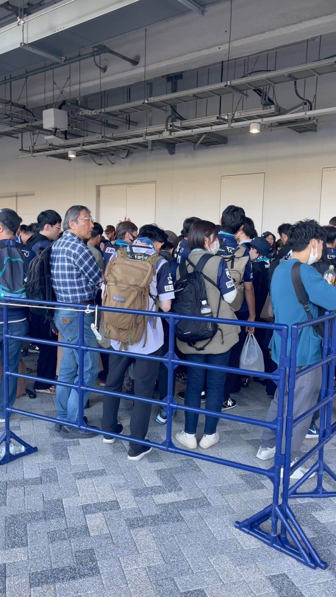 アビスパ福岡のインスタグラム：「まもなく開場！ 応援よろしくお願いします。  みんなみんな駆けつけてくれてありがとう😊」