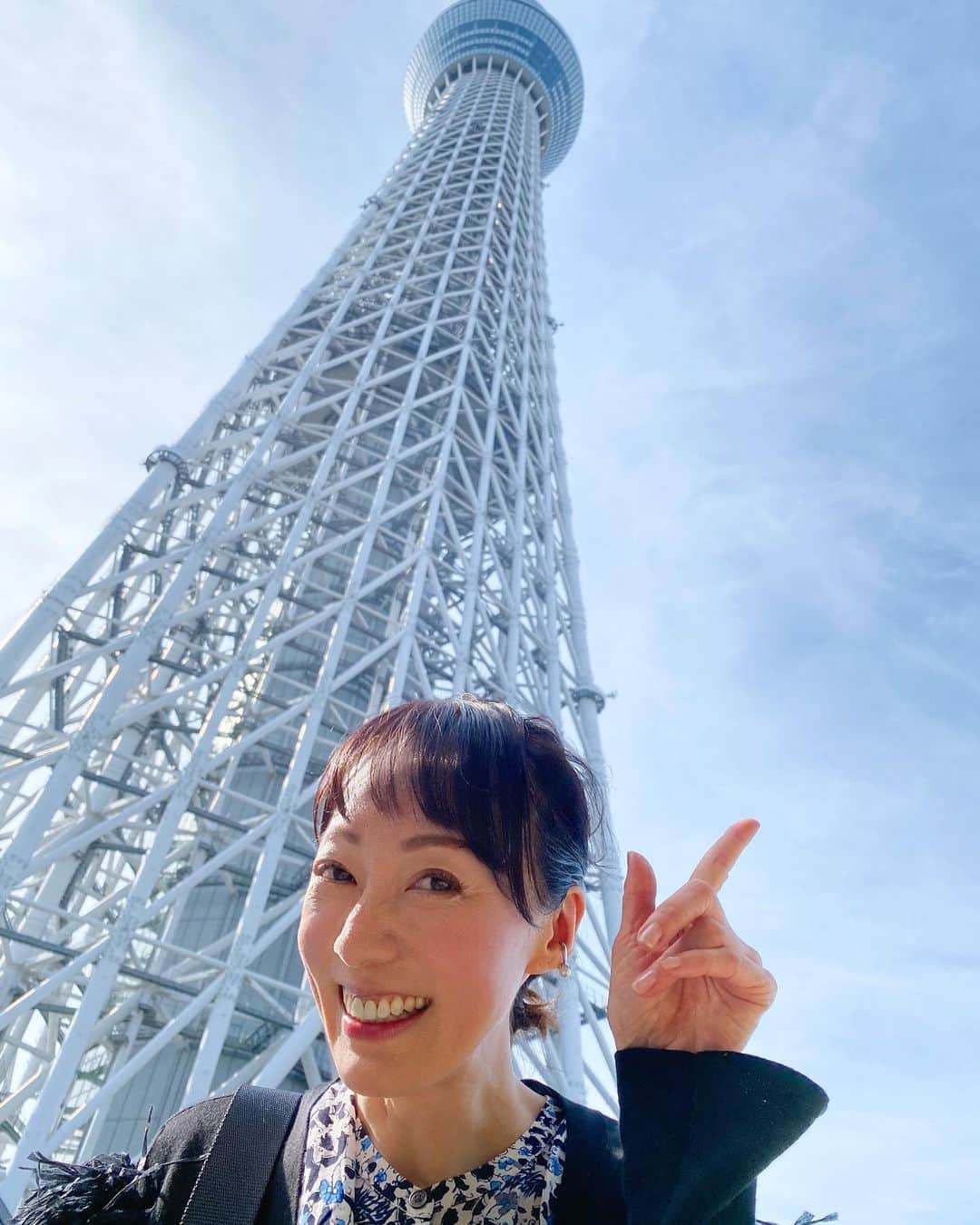 湯浅美和子さんのインスタグラム写真 - (湯浅美和子Instagram)「世界一高いタワー、東京スカイツリー🗼に行ってきました！  高所恐怖症なので我慢大会みたいでしたが（笑顔がひきつるーw）改めて見た大都会は圧巻でした♡  前売り券を買っていてもかなり並びました。当日券を買う列は気の毒なくらい混んでいました。 行く人は前売り券を買うことをおすすめします。  #世界一 #東京スカイツリー #タワー #観光  #観光スポット #tokyo  #東京 #墨田区 #高所恐怖症 #とてもじゃないけどガラス板には立てなかった #いくじなし」11月4日 10時04分 - miwako_yuasa