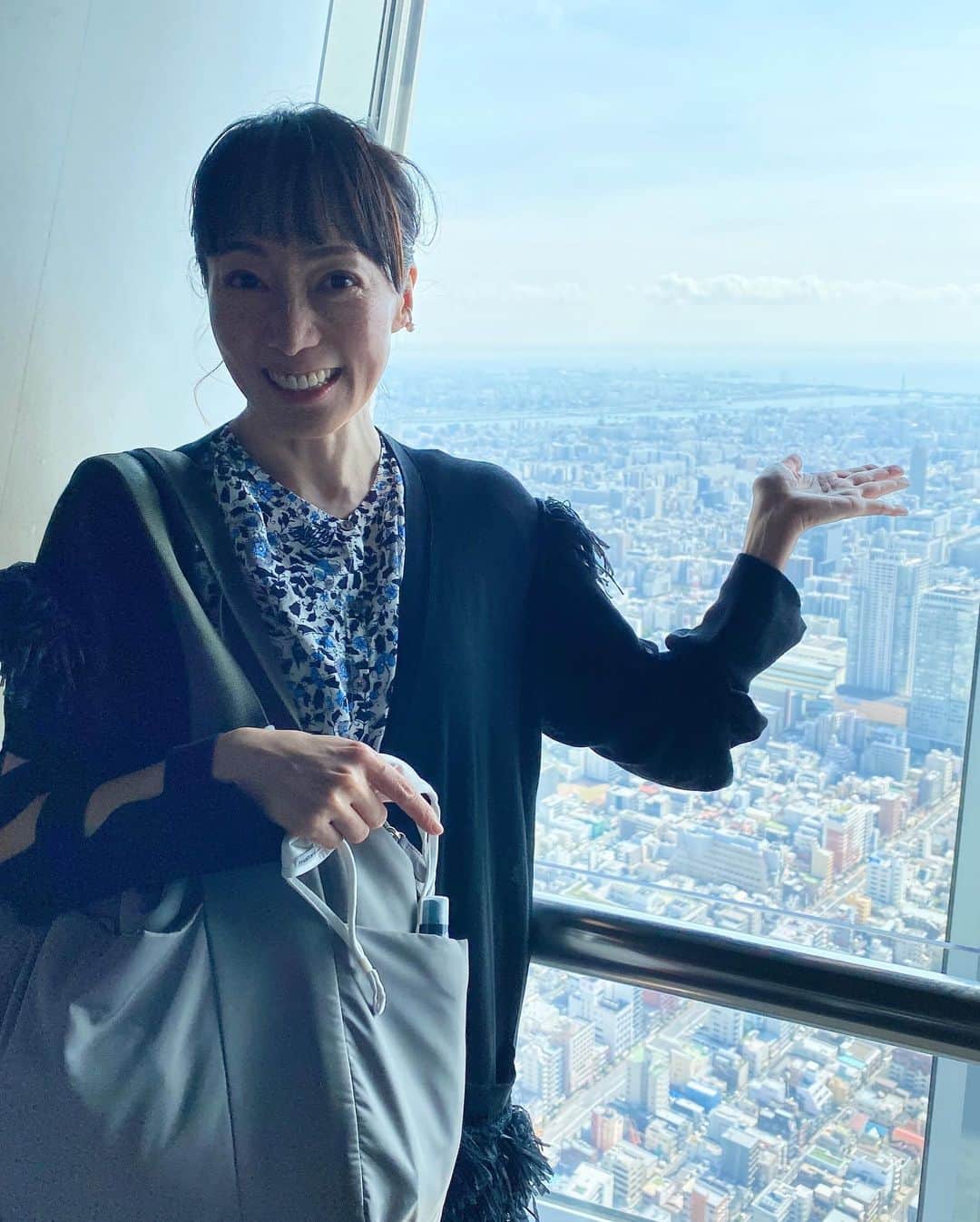 湯浅美和子さんのインスタグラム写真 - (湯浅美和子Instagram)「世界一高いタワー、東京スカイツリー🗼に行ってきました！  高所恐怖症なので我慢大会みたいでしたが（笑顔がひきつるーw）改めて見た大都会は圧巻でした♡  前売り券を買っていてもかなり並びました。当日券を買う列は気の毒なくらい混んでいました。 行く人は前売り券を買うことをおすすめします。  #世界一 #東京スカイツリー #タワー #観光  #観光スポット #tokyo  #東京 #墨田区 #高所恐怖症 #とてもじゃないけどガラス板には立てなかった #いくじなし」11月4日 10時04分 - miwako_yuasa