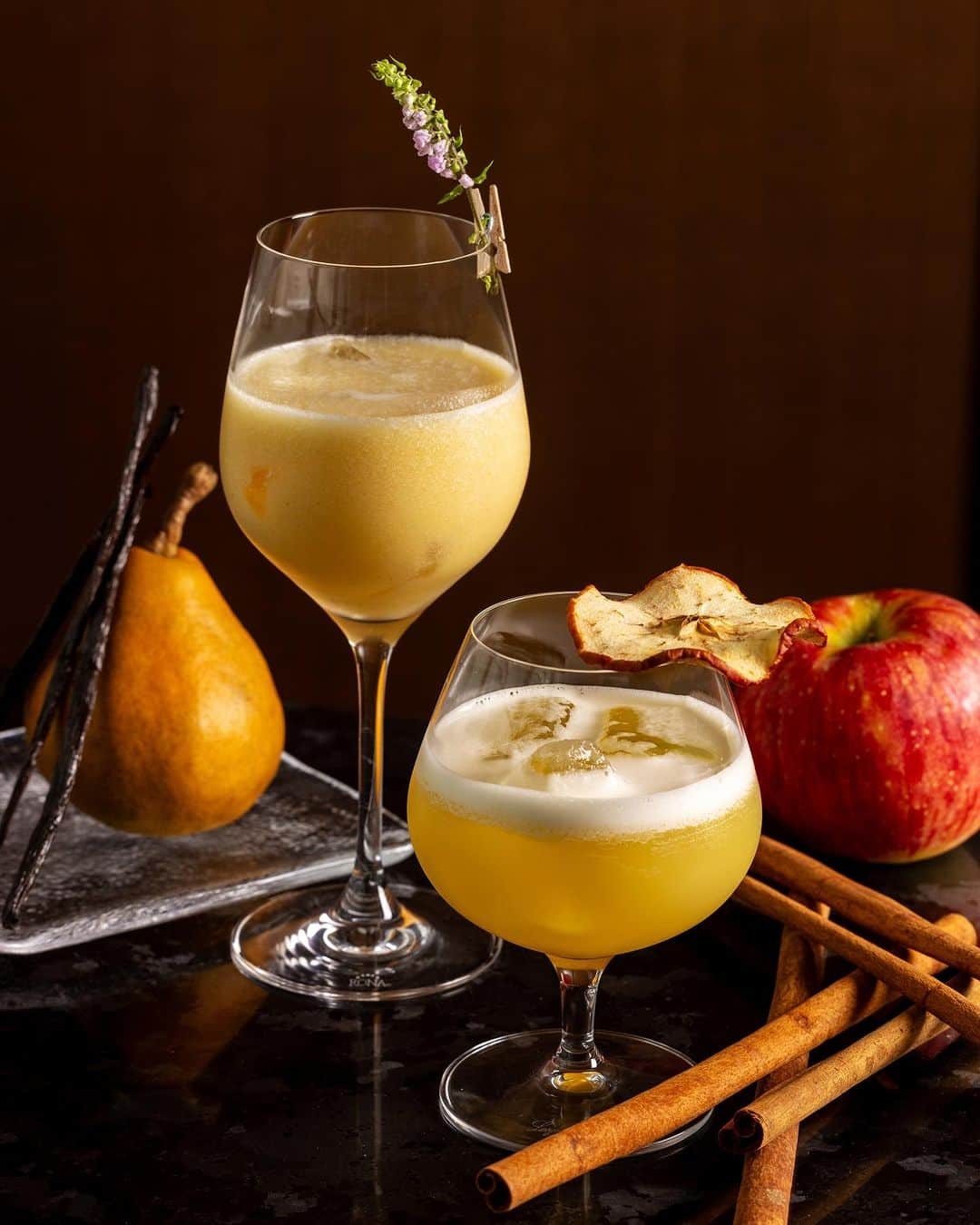 ホテルオークラ東京 Hotel Okura Tokyoのインスタグラム：「冬のモクテル🍎 Winter Mocktail🍐  右：ジュエール ドゥ ポム 左：シャルロット ポワール バーラウンジ スターライト オークラ プレステージタワー 41階 平日：17:00～ 土・日・祝日：11:30～ 12月31日(日)まで  Right : Jouer de Pomme Left :  Charlotte Poire Bar & Lounge Starlight Location: 41st Floor, The Okura Prestige Tower Mon-Fri : from 17:00 Sat-Sun : from 11:30 Available until December 31  #モクテル  #ノンアルコール  #洋梨モクテル #りんごモクテル #ホテルバー #バー好きな人と繋がりたい  #東京バー #港区バー #ホテルラウンジ #theokuratokyo #オークラ東京 #東京ホテル #ラグジュアリーホテル  #mocktail #tokyobar  #tokyohotel  #lhw #lhwtraveler #uncommontravel #东京 #酒店 #도쿄 #호텔 #일본 #ญี่ปุ่น #โตเกียว #โรงแรม #japon」