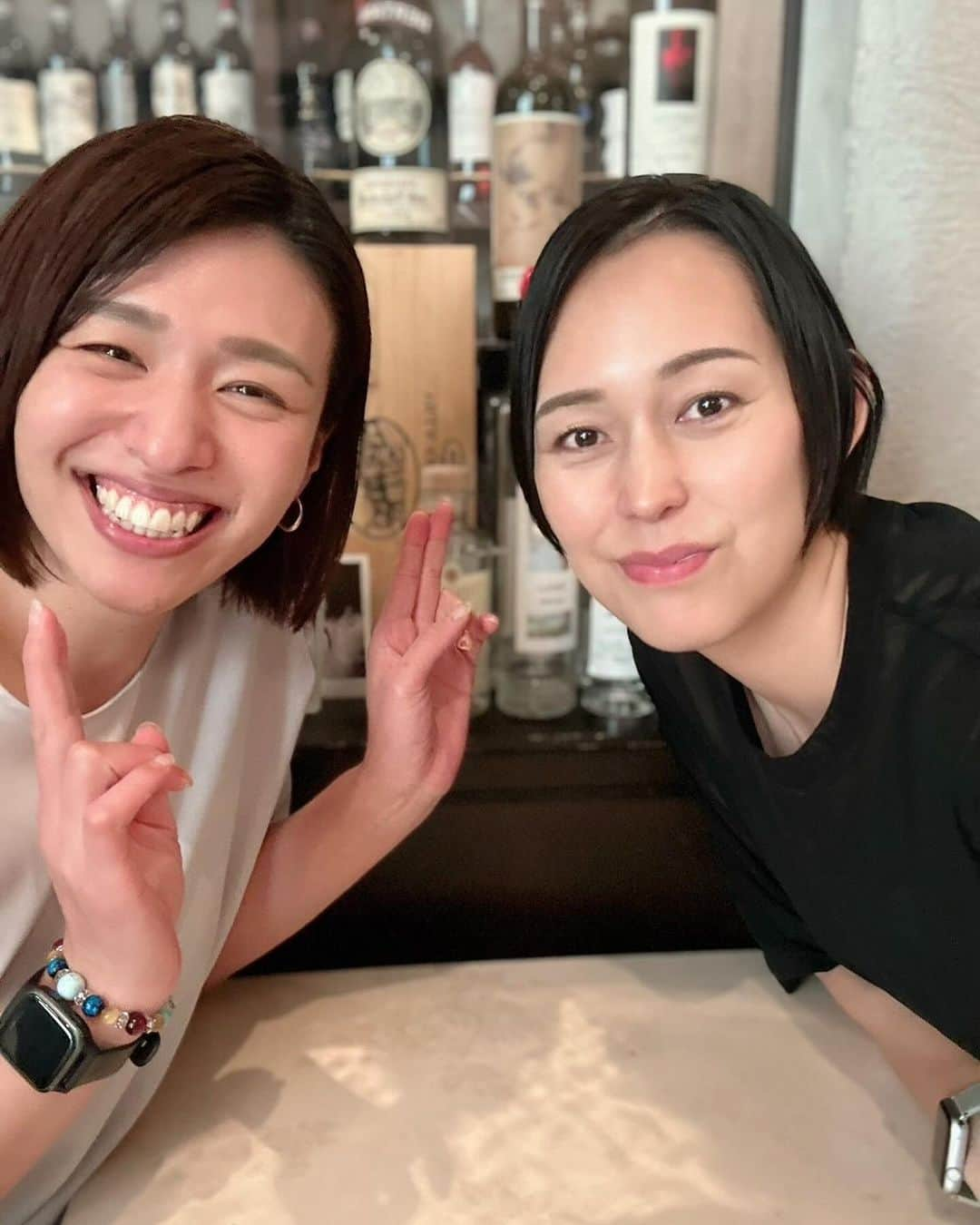 峯村沙紀さんのインスタグラム写真 - (峯村沙紀Instagram)「🩷🩵 ・ ・ 加奈さんとやっっっとお会いできました🥹😍 @kanaoyama0619  小学生の頃からの憧れの存在だった加奈さんと 今度はお仕事のお話や、今チャレンジしていること、 目指している人間像までお話しできるなんて・・・🥹💫  現役時代のさまざまなご経験を、 アスリートのために寄り添っていきたい💐 そんな想いをお持ちの加奈さん🩷 素敵すぎました🥺🥺  レベル感は全然違えど、同じ志の方向性で光栄でした🥰🥺  今後、さまざまなことご一緒できたり ご縁をいただく方々の未来のために、私も成長していこうと思います‼️‼️  ピザ🍕食べたいです😋 という私のお願いで予約してくださった優しい加奈さん🥺 ありがとうございましたっ💕  またお会いできる日が楽しみです🩷  バレーを引退してからもこうしてお会いできることに感謝です💐  #大山加奈 さん #バレーボール #セカンドキャリア #アスリート #バレーボール #日本代表 #東レアローズ #成徳  #九文」11月4日 10時13分 - minemuuuno.insta