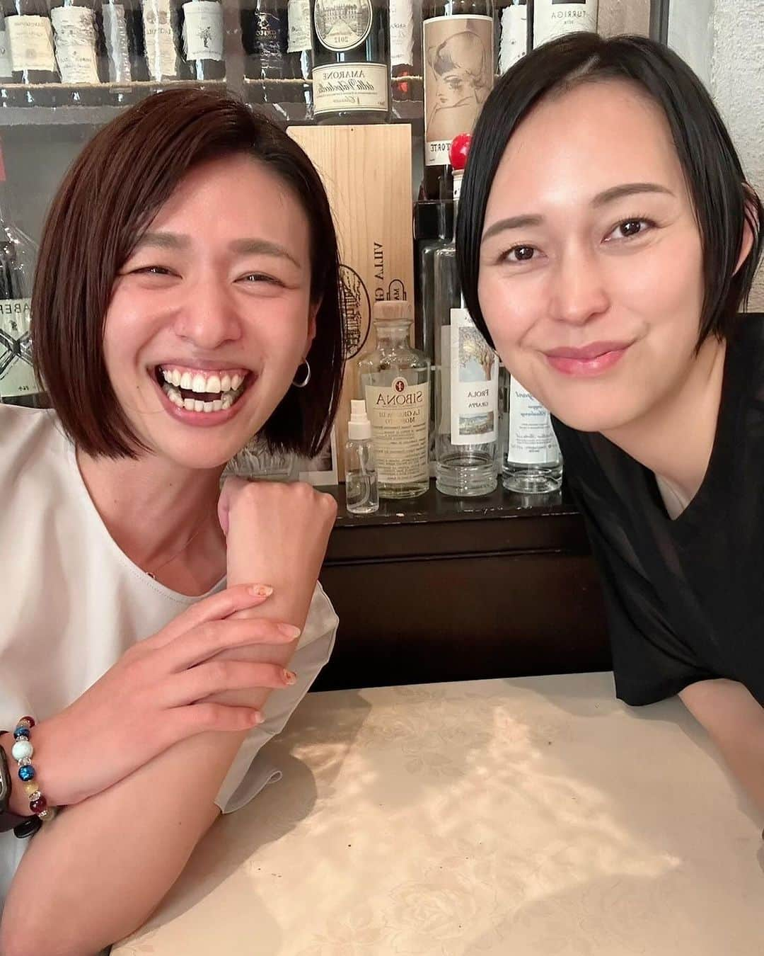 峯村沙紀さんのインスタグラム写真 - (峯村沙紀Instagram)「🩷🩵 ・ ・ 加奈さんとやっっっとお会いできました🥹😍 @kanaoyama0619  小学生の頃からの憧れの存在だった加奈さんと 今度はお仕事のお話や、今チャレンジしていること、 目指している人間像までお話しできるなんて・・・🥹💫  現役時代のさまざまなご経験を、 アスリートのために寄り添っていきたい💐 そんな想いをお持ちの加奈さん🩷 素敵すぎました🥺🥺  レベル感は全然違えど、同じ志の方向性で光栄でした🥰🥺  今後、さまざまなことご一緒できたり ご縁をいただく方々の未来のために、私も成長していこうと思います‼️‼️  ピザ🍕食べたいです😋 という私のお願いで予約してくださった優しい加奈さん🥺 ありがとうございましたっ💕  またお会いできる日が楽しみです🩷  バレーを引退してからもこうしてお会いできることに感謝です💐  #大山加奈 さん #バレーボール #セカンドキャリア #アスリート #バレーボール #日本代表 #東レアローズ #成徳  #九文」11月4日 10時13分 - minemuuuno.insta