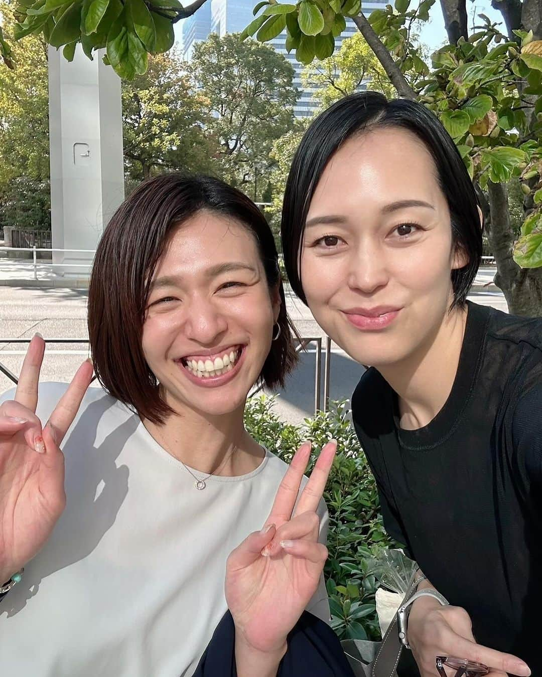 峯村沙紀さんのインスタグラム写真 - (峯村沙紀Instagram)「🩷🩵 ・ ・ 加奈さんとやっっっとお会いできました🥹😍 @kanaoyama0619  小学生の頃からの憧れの存在だった加奈さんと 今度はお仕事のお話や、今チャレンジしていること、 目指している人間像までお話しできるなんて・・・🥹💫  現役時代のさまざまなご経験を、 アスリートのために寄り添っていきたい💐 そんな想いをお持ちの加奈さん🩷 素敵すぎました🥺🥺  レベル感は全然違えど、同じ志の方向性で光栄でした🥰🥺  今後、さまざまなことご一緒できたり ご縁をいただく方々の未来のために、私も成長していこうと思います‼️‼️  ピザ🍕食べたいです😋 という私のお願いで予約してくださった優しい加奈さん🥺 ありがとうございましたっ💕  またお会いできる日が楽しみです🩷  バレーを引退してからもこうしてお会いできることに感謝です💐  #大山加奈 さん #バレーボール #セカンドキャリア #アスリート #バレーボール #日本代表 #東レアローズ #成徳  #九文」11月4日 10時13分 - minemuuuno.insta