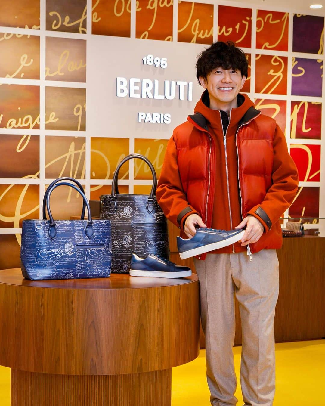 櫻井貴史さんのインスタグラム写真 - (櫻井貴史Instagram)「BERLITI @berluti が阪急うめだ本店5階にて“パティーヌの世界”ポップアップストアを開催！  会場でノア君 @zeppelin.noah にもお会い出来ました  開催期間11月1日〜11月21日の前半12日迄は、購入したアイテムのスクリットのカリグラフィーにゴールドやシルバーのパティーヌを無償で施してくれるそうです！（これ本当に嬉しい）  13日からの後半はパティーヌ前のレザーにお好みのカラーでパティーヌを施してくれる夢のようなサービスもおこなわれます（これはホント夢）  期間中の土日祝日はカラリストが来店して、デモンストレーションやパティーヌの相談もしてくれるとの事！  この夢のような機会に是非足を運んでみて下さいね  #Berluti  #ベルルッティ #阪急うめだ #パティーヌの世界」11月4日 10時23分 - sakurai_takashi