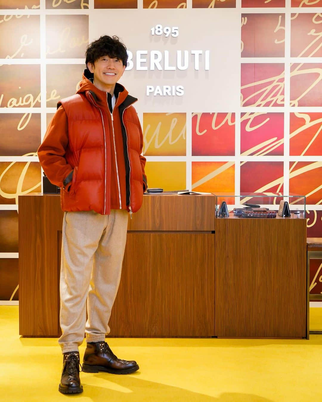 櫻井貴史さんのインスタグラム写真 - (櫻井貴史Instagram)「BERLITI @berluti が阪急うめだ本店5階にて“パティーヌの世界”ポップアップストアを開催！  会場でノア君 @zeppelin.noah にもお会い出来ました  開催期間11月1日〜11月21日の前半12日迄は、購入したアイテムのスクリットのカリグラフィーにゴールドやシルバーのパティーヌを無償で施してくれるそうです！（これ本当に嬉しい）  13日からの後半はパティーヌ前のレザーにお好みのカラーでパティーヌを施してくれる夢のようなサービスもおこなわれます（これはホント夢）  期間中の土日祝日はカラリストが来店して、デモンストレーションやパティーヌの相談もしてくれるとの事！  この夢のような機会に是非足を運んでみて下さいね  #Berluti  #ベルルッティ #阪急うめだ #パティーヌの世界」11月4日 10時23分 - sakurai_takashi