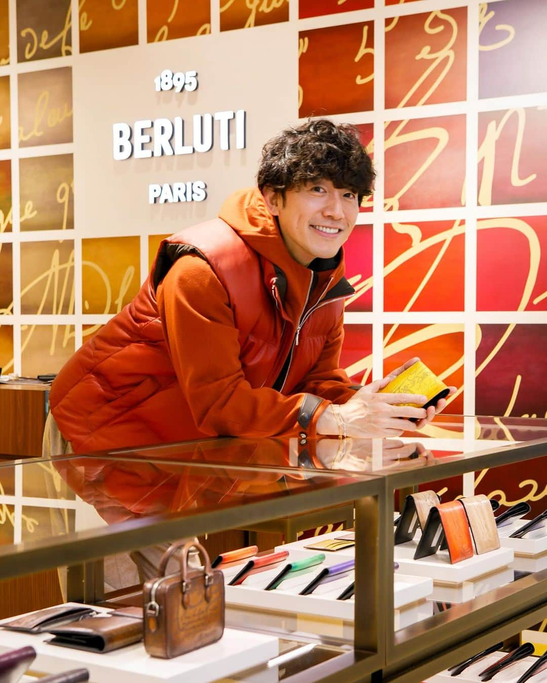 櫻井貴史のインスタグラム：「BERLITI @berluti が阪急うめだ本店5階にて“パティーヌの世界”ポップアップストアを開催！  会場でノア君 @zeppelin.noah にもお会い出来ました  開催期間11月1日〜11月21日の前半12日迄は、購入したアイテムのスクリットのカリグラフィーにゴールドやシルバーのパティーヌを無償で施してくれるそうです！（これ本当に嬉しい）  13日からの後半はパティーヌ前のレザーにお好みのカラーでパティーヌを施してくれる夢のようなサービスもおこなわれます（これはホント夢）  期間中の土日祝日はカラリストが来店して、デモンストレーションやパティーヌの相談もしてくれるとの事！  この夢のような機会に是非足を運んでみて下さいね  #Berluti  #ベルルッティ #阪急うめだ #パティーヌの世界」