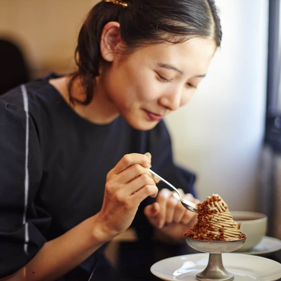 Hanako公式さんのインスタグラム写真 - (Hanako公式Instagram)「【韓国旅行】季節の食材を使って、シンプルながら手の込んだスイーツを味わえる「オレムス」へ。  オレムスは、季節の食材を使って、シンプルでありながら、とても手の込んだスイーツを作る。気取っていないところが、とてもいい。  🍴ほうじ茶のソフトクリーム セイロンシナモンと塩がアクセントとなっており、豊かな味わい。ソフトクリームの山の上に、水玉のように散らばったマロンクリーム。 その上には、黒糖のクランブル（砂糖やバター、小麦粉などで作られたクッキーのようなもの）がふわっとのっていて、わくわくする味。  🍴かき氷 運ばれてきた瞬間、キラキラ。その姿は、まるで宝石。 チャメと生姜でつくられた上品でフレッシュなシロップ。 アクセサリーのように、ポツンとのっているオレンジ色のグミのようなものは、パッションフルーツで作られている。  MAAという新しいお店を近くにオープンしたため、オレムスは今、少しお休み中。オレムスは、新しいお店が安定したら、また営業を再開するそうなので、今はMAAをたずねてみて。  📍オレムス( @olemus.kr ) 📍MAA ( @kaunis.maa ) 住所: ソウル特別市西大門区延橋同433-6 1階 営業時間：火曜日〜日曜 11~19時 定休日：月曜  🔗詳しくはHanakoWebにて「前田エマの秘密の韓国」で検索 ※2023.09.01の記事です  【Hanako1226号「もう少しだけワインのことを知りたい」】 #Hanako #Hanakomagazine #韓国 #韓国旅行 #韓国カフェ #韓国情報 #韓国グルメ #韓国旅行記 #韓国一人旅 #韓国女子旅 #かき氷 #ソフトクリーム」11月4日 10時15分 - hanako_magazine