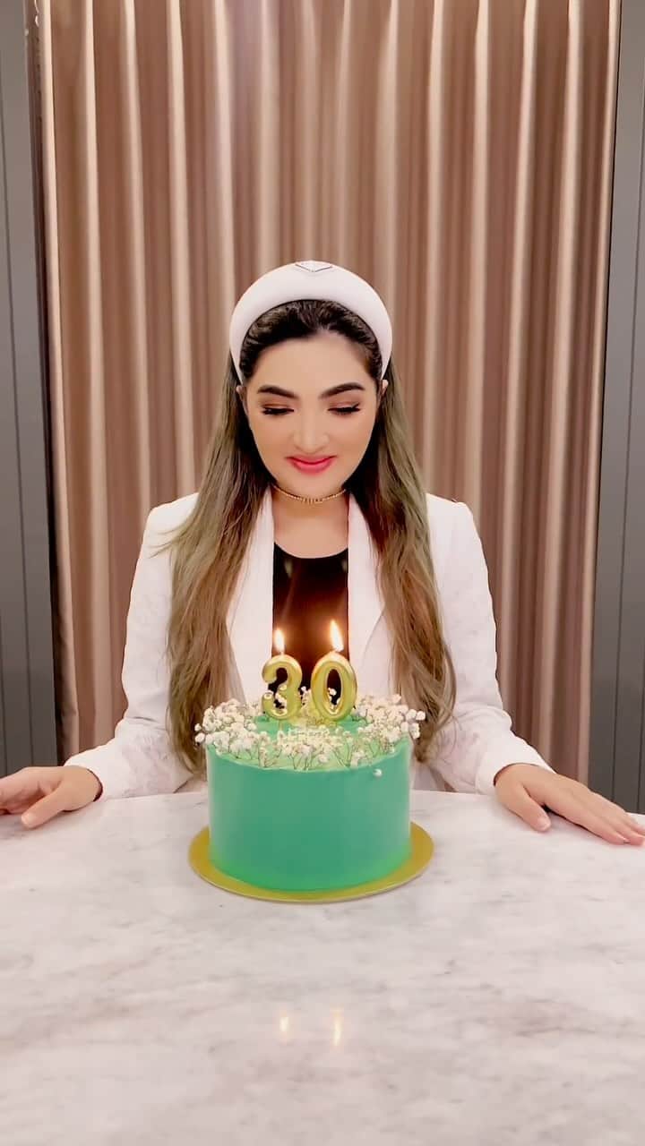 のインスタグラム：「Yeayyyy Happy 40😍  I’m Blessed🙏  #FantASHtic40」
