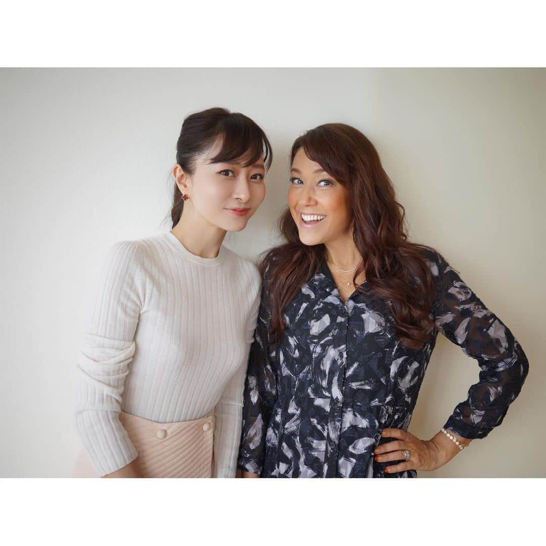 石井美保のインスタグラム：「本日の奥の間へようこそ(Spotify)Vol.15 はスペシャルゲストLiLiCoさんにお越しいただきました😊  今回は・・・ ・４０歳独身だけど子供が欲しい ・結婚して幸せなのに元彼が忘れられない  という2本の質問にお答えします。  ふたりの考えや周りの方のお話を参考にぶった斬り。 でもそのなかに本当にやさしく愛のあるLiLiCoさんの想いも。 人によっていろんな考えがあるテーマでもありますが、 みなさんはこれをきいてどう感じるでしょうか？  ぜひご意見お聞かせください。  ノーカットのロングトーク、お時間あるときにどうぞ。 13時頃アップ予定です。  ＜プレゼント＞ クイズに正解された方の中から抽選で3名の方にCOREFIT Face-Pointerをプレゼントします。 詳細は番組のリンクからお願いします。」