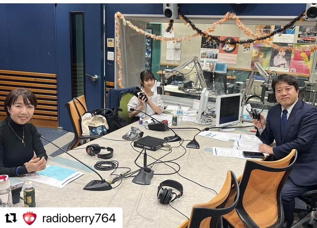 須賀由美子のインスタグラム：「#Repost @radioberry764 with @use.repost ・・・ . 「音楽のミナテラスとちぎ」 毎週土曜日の朝8:25から🎶 新井啓泰と須賀由美子がお送りしています！  今週(11/4)のゲストは、 宇都宮短期大学附属高校に新設される ミュージカル専攻の先生で、 元宝塚歌劇団花組の 潮あかり さん✨  聴き逃しちゃった方はradikoでも！  #音楽のミナテラスとちぎ #新井啓泰 #須賀由美子 #宇都宮短期大学附属高校 #ミュージカル専攻 #宝塚歌劇団 #花組 #潮あかり #RADIOBERRY #レディオベリー」