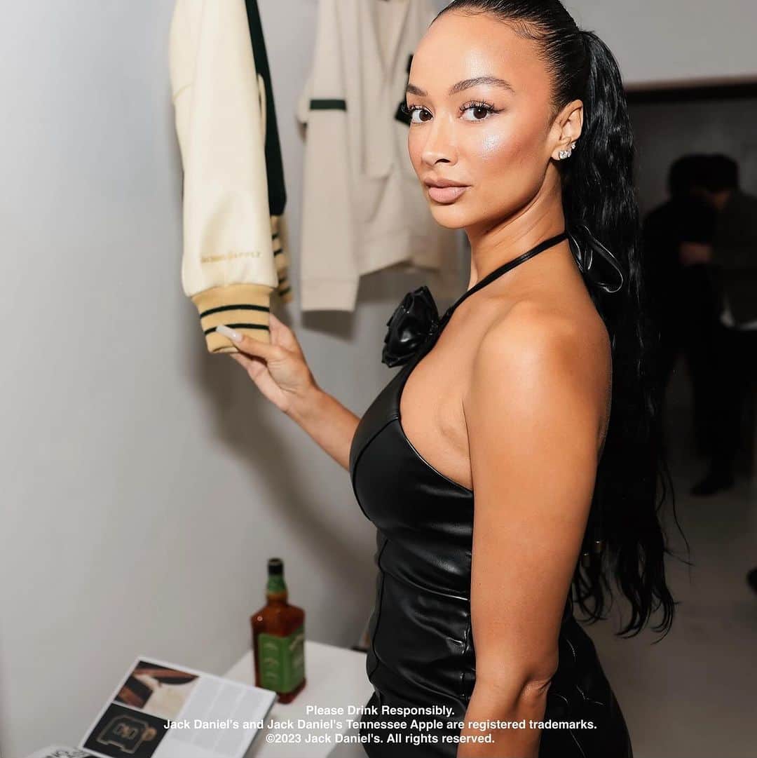 Draya Micheleさんのインスタグラム写真 - (Draya MicheleInstagram)「Art + Fashion with an 🍏 Twist. #ad @Hypebeast magazine threw an amazing event during LAFW and gave a sneak peak of this year's @jackdaniels_us Tennessee Apple Classic Remix capsule drop 🔥🔥. #JackApple #ClassicRemix #21+」11月4日 10時26分 - drayamichele