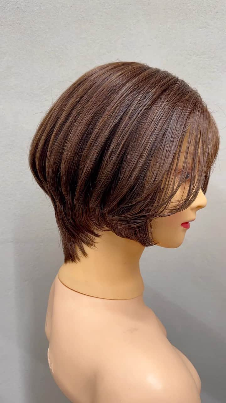 鶴谷和俊のインスタグラム：「ショートボブ  Short Bob Hair ឆមតមសម  Tóc Bob Ngắn शॉर्ट बॉब बाल  Cabello Bob Corto 짧은 밥 헤어 短波波发型  Cheveux Bob Courts  ▪️使用ハサミ/scissors JOEWELL ニューコバルト NC-5  HIKARI B-DRY COSMOS 163  #bob #ボブ #ショートヘア #波波头 #보브헤어　 #Cortebob #bob #カット #ヘアカット #ヘアスタイル #髪型 #ทรงผม #ตัดผม #頭髮款式 #剪頭髮 #hair  #hairstyle #hairstyles #hairstylest #hairstyle #머리스타일 #머리스타일 #긴머리레이어드컷  #긴머리레이어드펌  #레이어드컷  #레이어드펌  #여자머리  #여신머리  #하움 #허그컷  #허그펌」