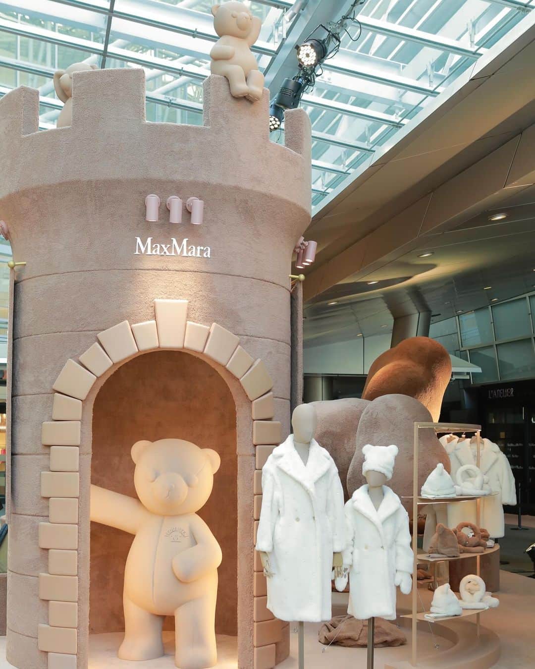 荒川静香のインスタグラム：「Happy 10th anniversary🧸 #maxmara #teddyten」
